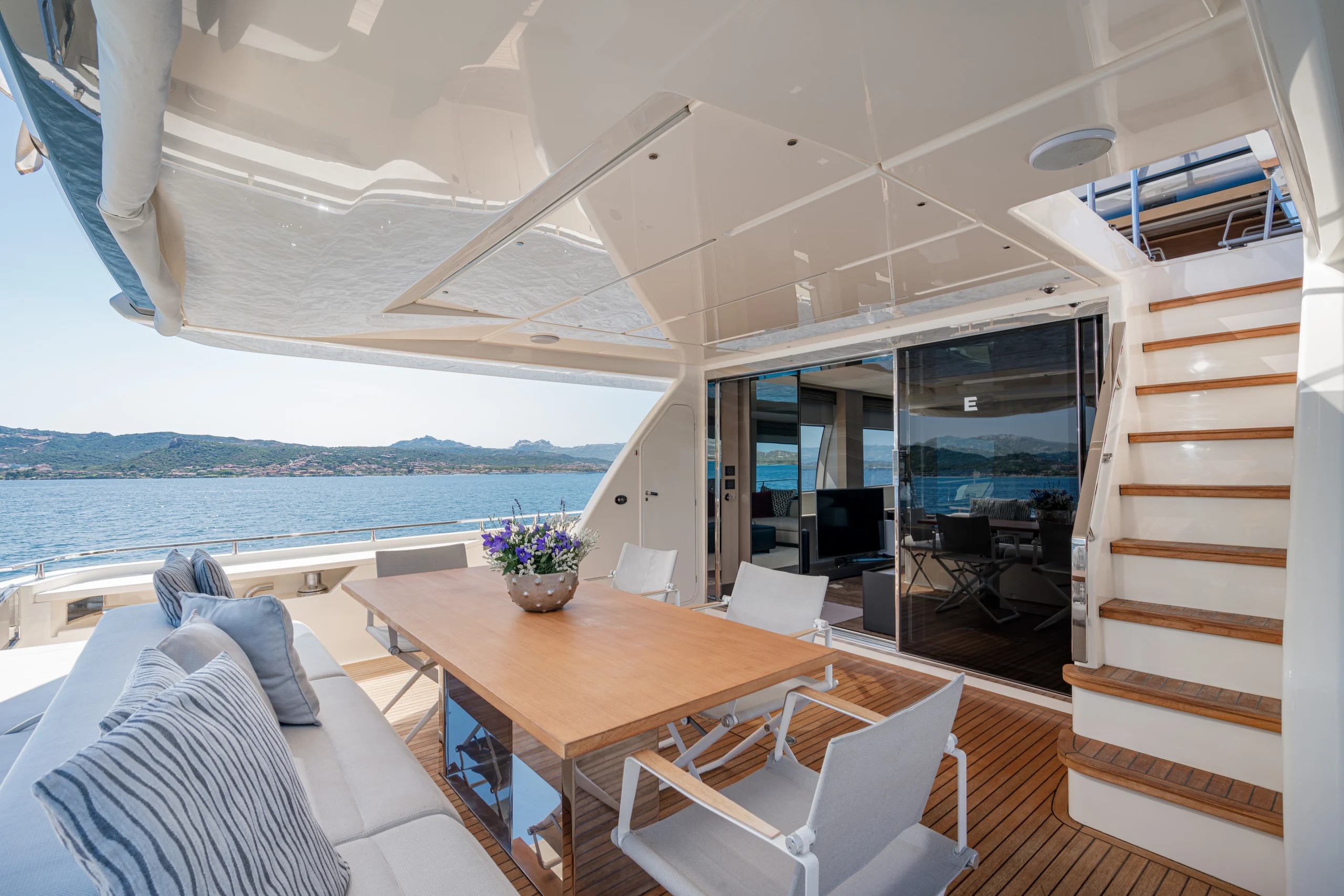 E3 - Ferretti 850 aft deck