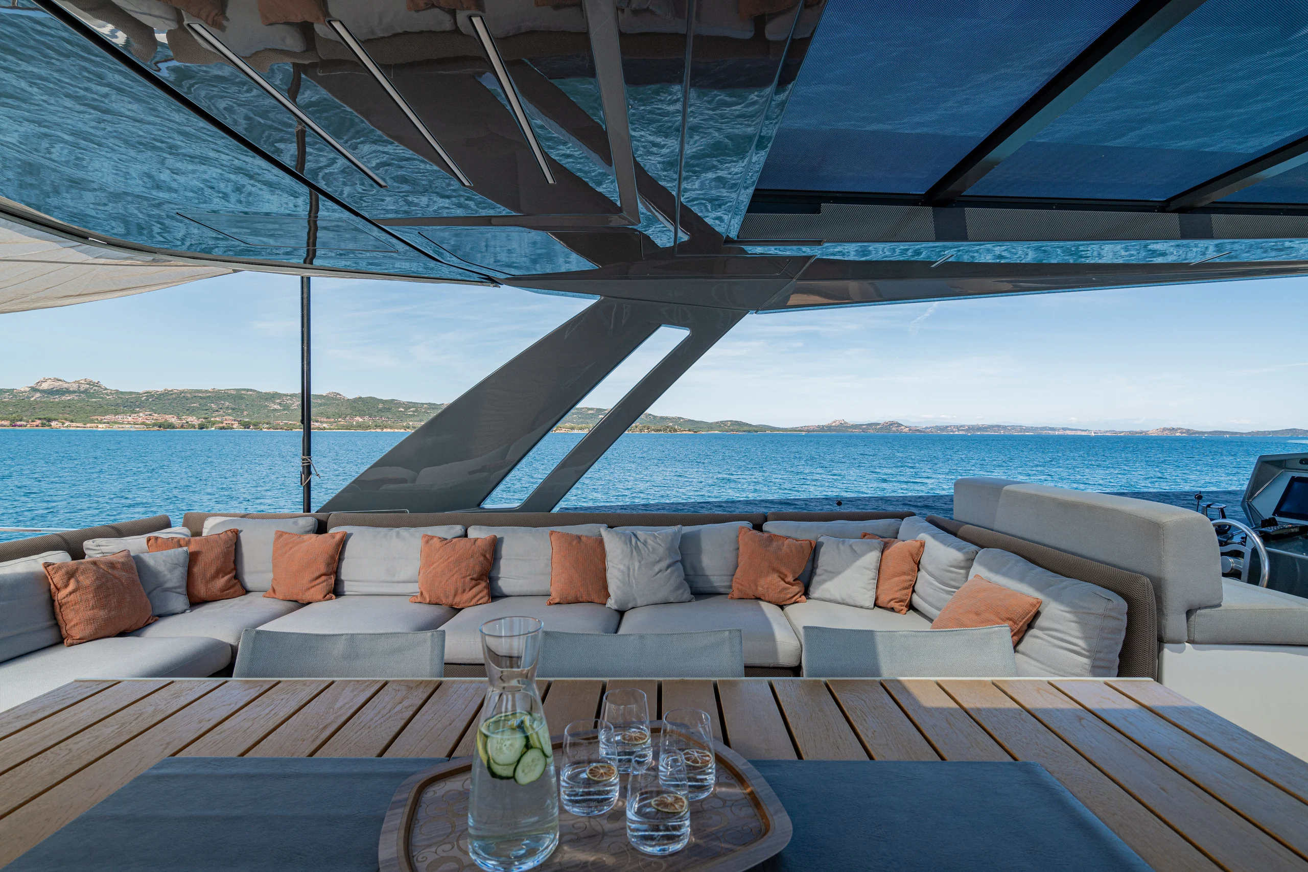 E3 - Ferretti 850 flybridge lounge area