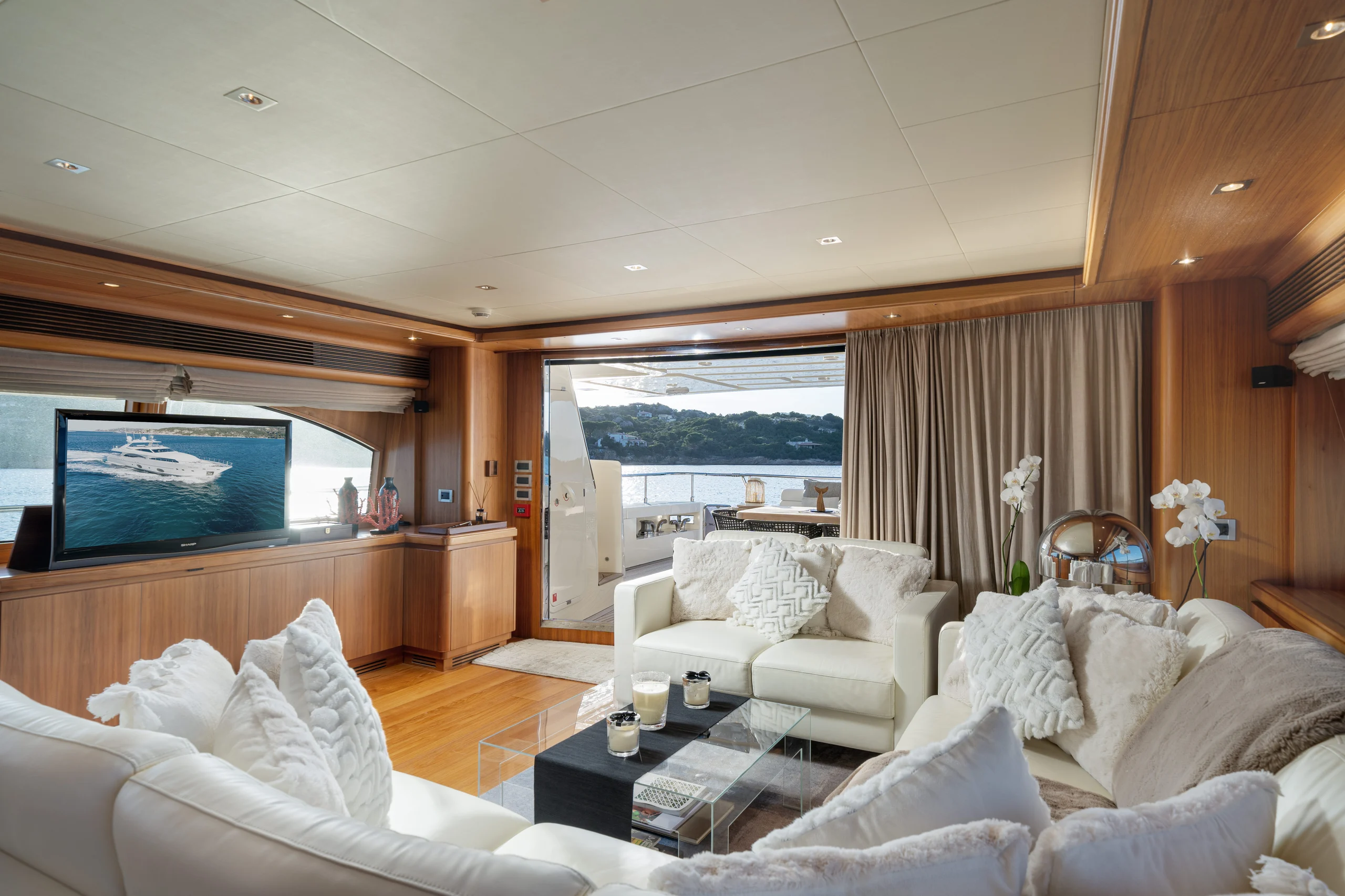 ETHNA - Custom Line 97 saloon