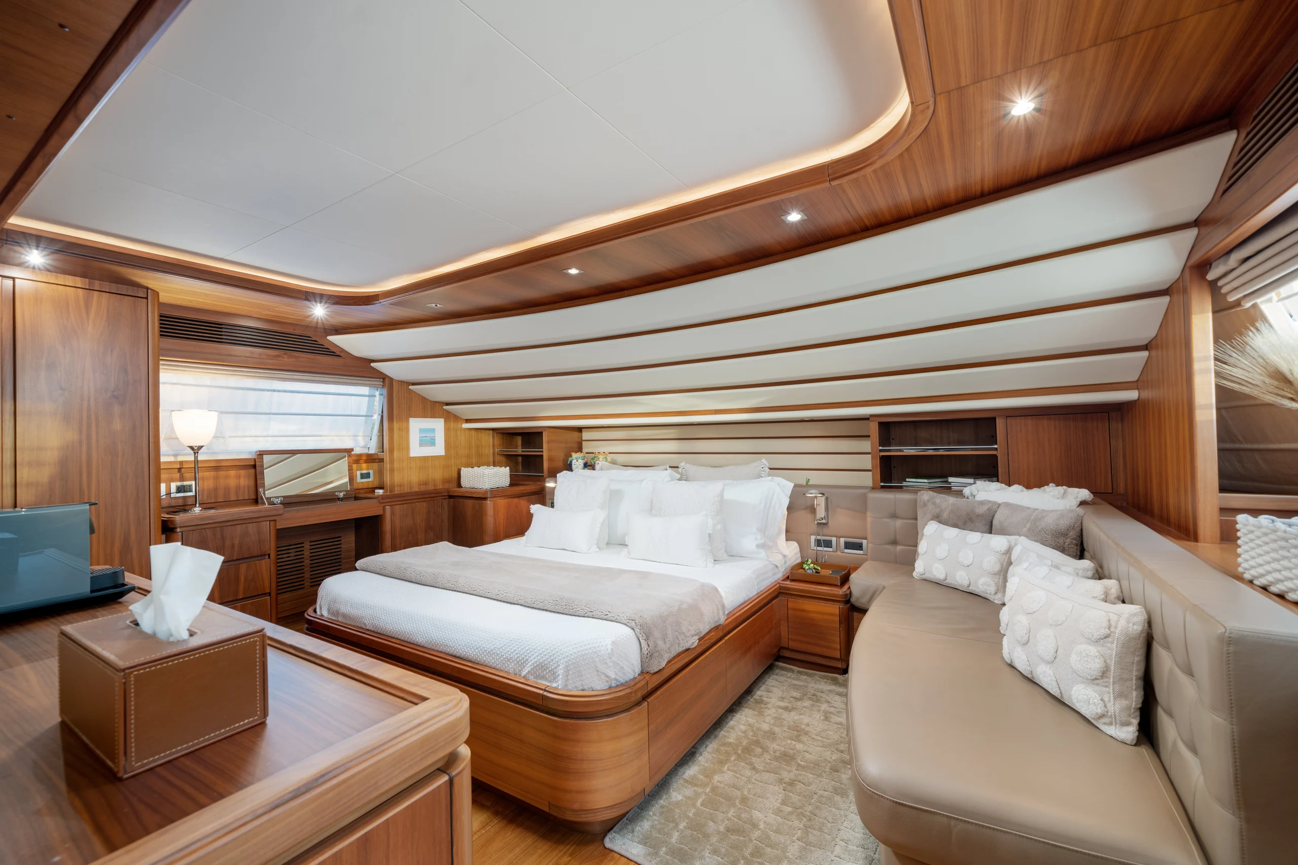 ETHNA - Custom Line 97 master cabin