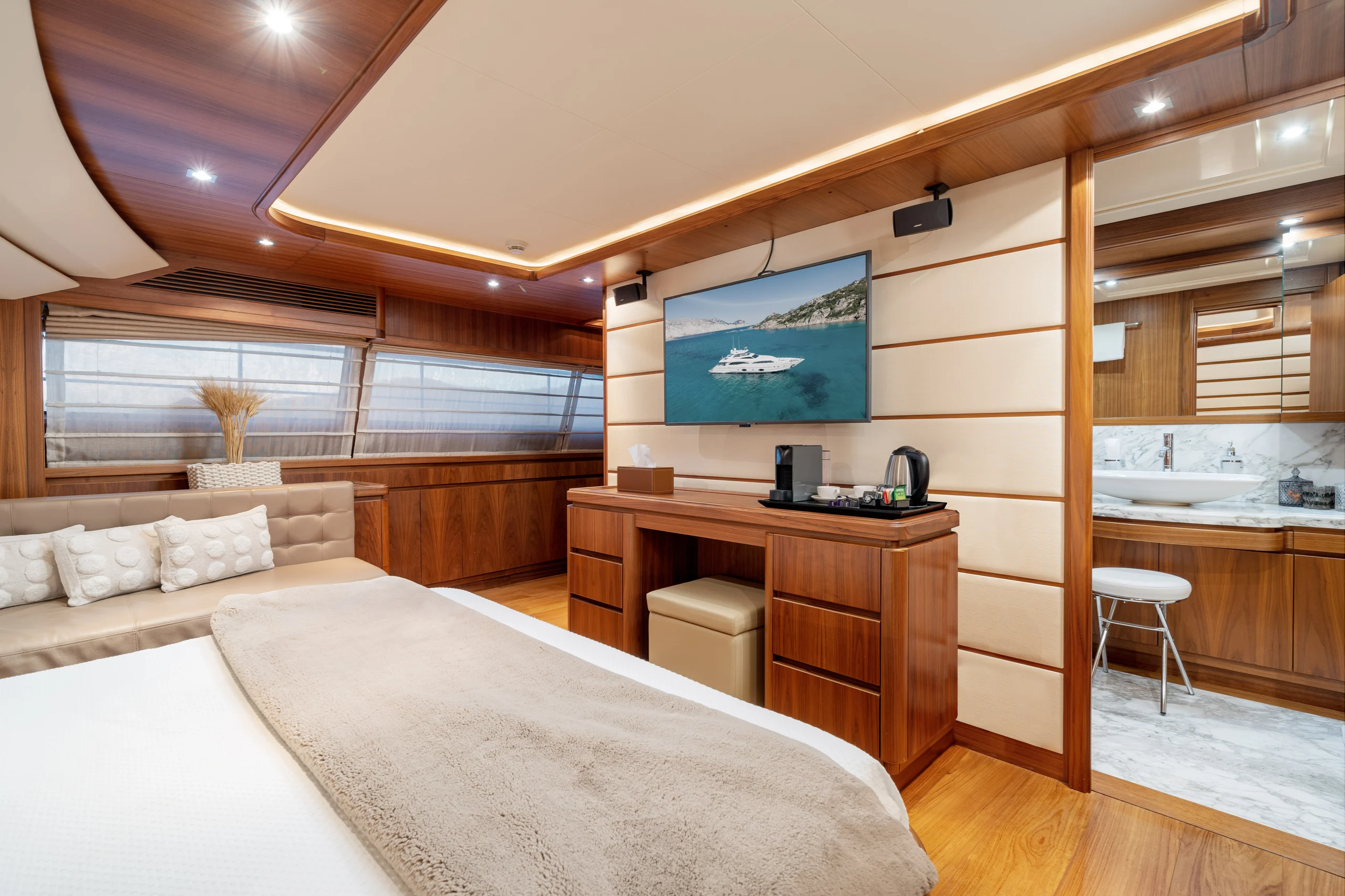 ETHNA - Custom Line 97 master cabin