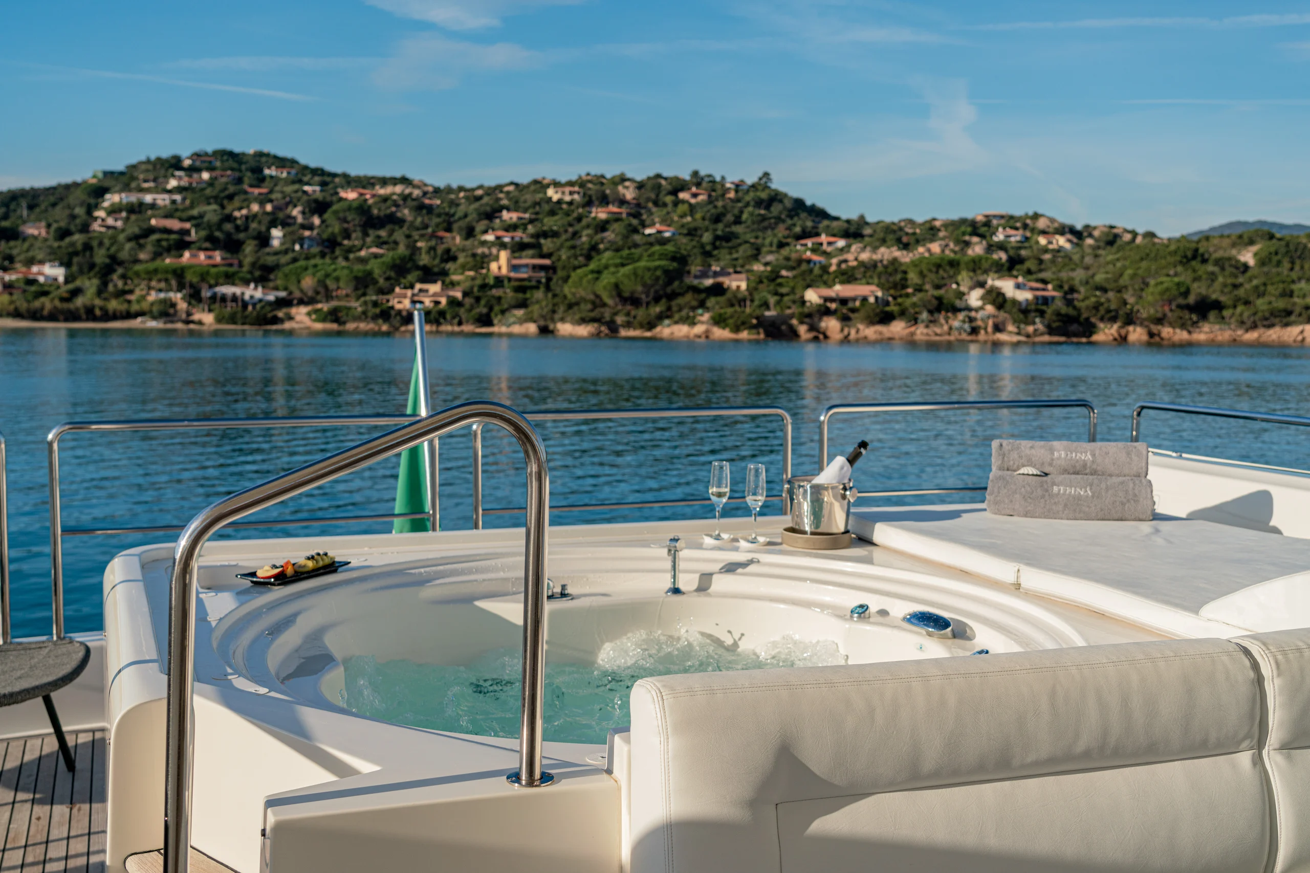 ETHNA - Custom Line 97 flybridge jacuzzi