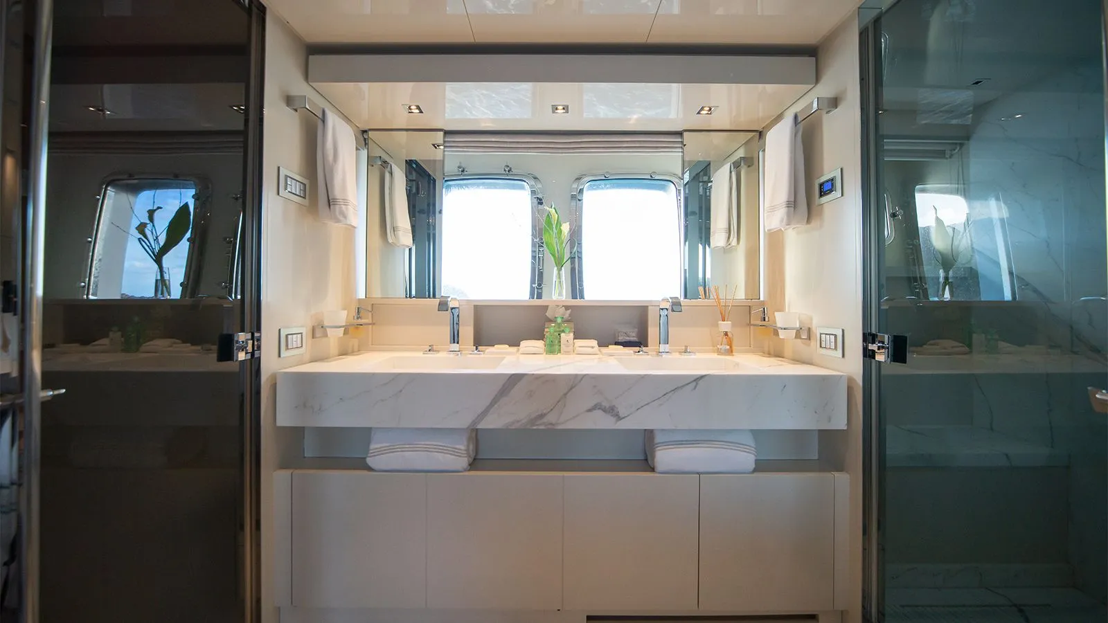 SQUALO - Sanlorenzo SL86 Bahamas Crewed Motor Yacht Charter ensuite bathroom