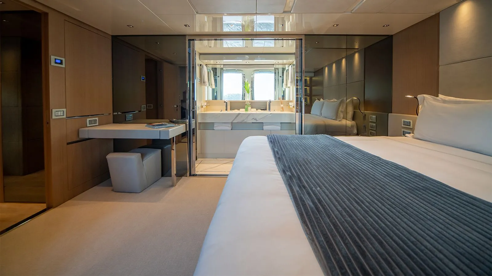 SQUALO - Sanlorenzo SL86 Bahamas Crewed Motor Yacht Charter double cabin