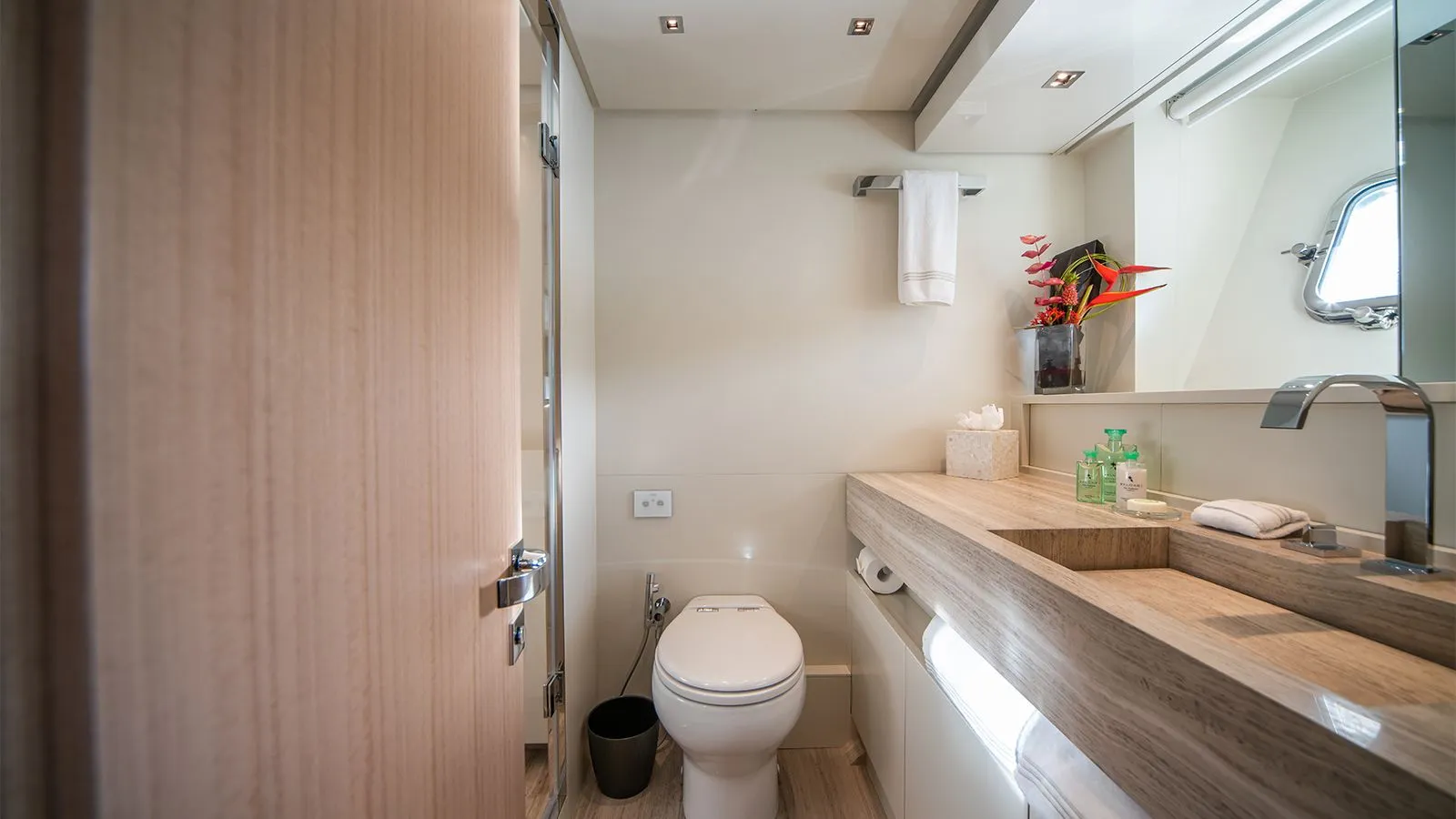 SQUALO - Sanlorenzo SL86 Bahamas Crewed Motor Yacht Charter ensuite bathroom