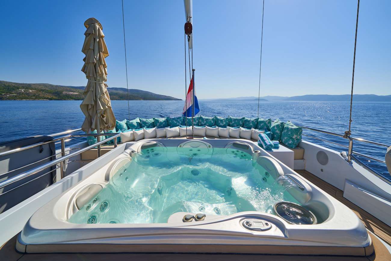 Croatia Luxury Gulet OMINA jacuzzi