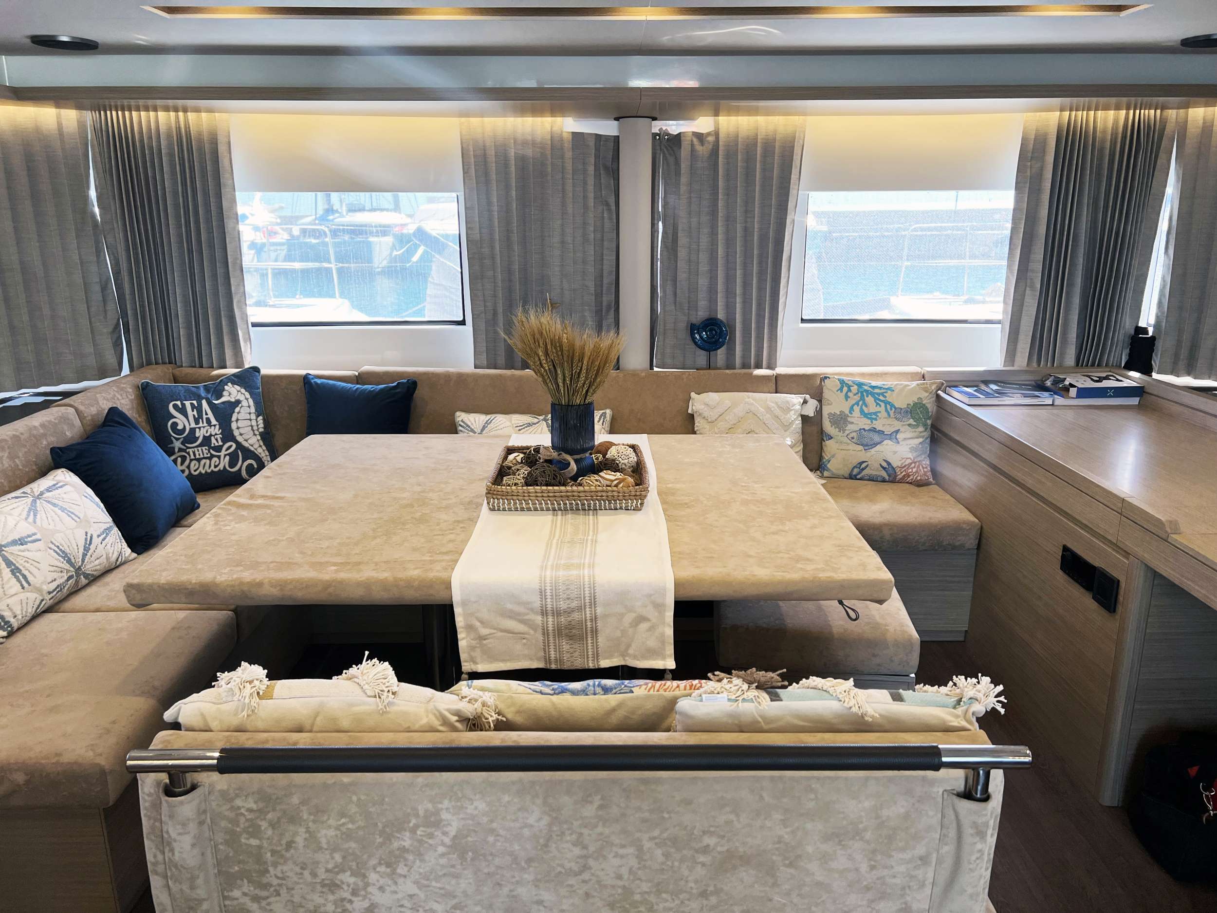 SPRING Lagoon 51 - Saloon 2