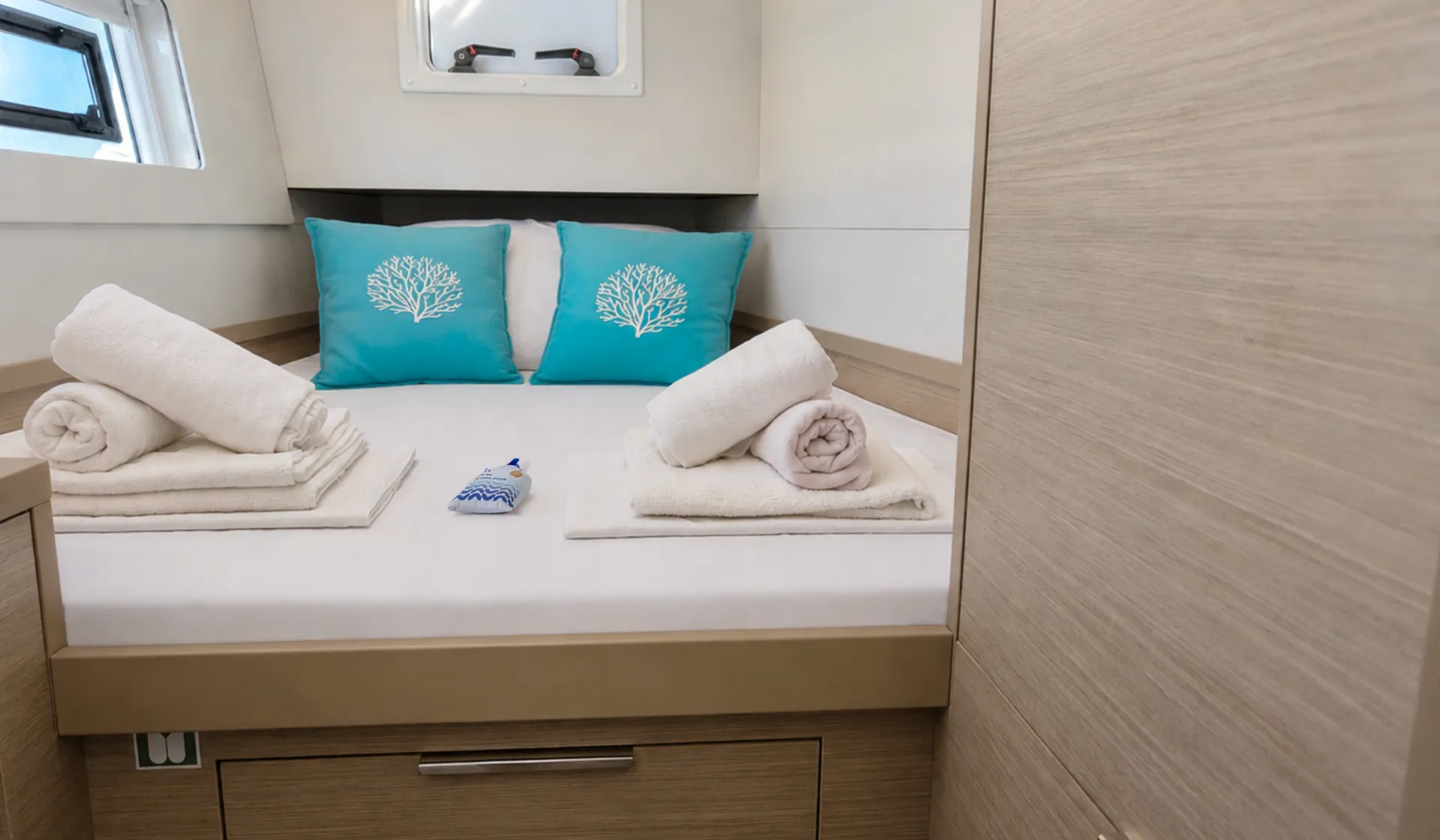 Croatia Bareboat Catamaran Lagoon 40 LINDA cabin 3