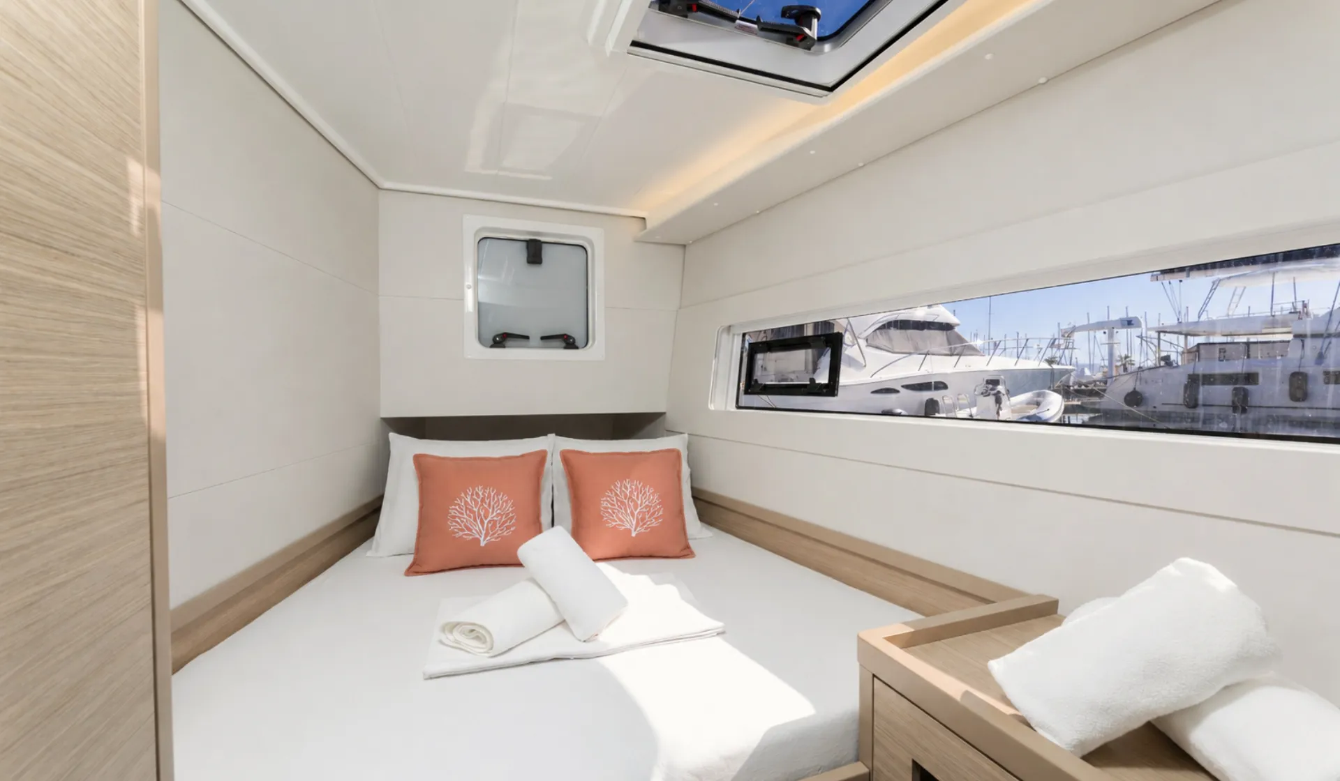 Croatia Bareboat Catamaran Lagoon 40 LINDA cabin 4