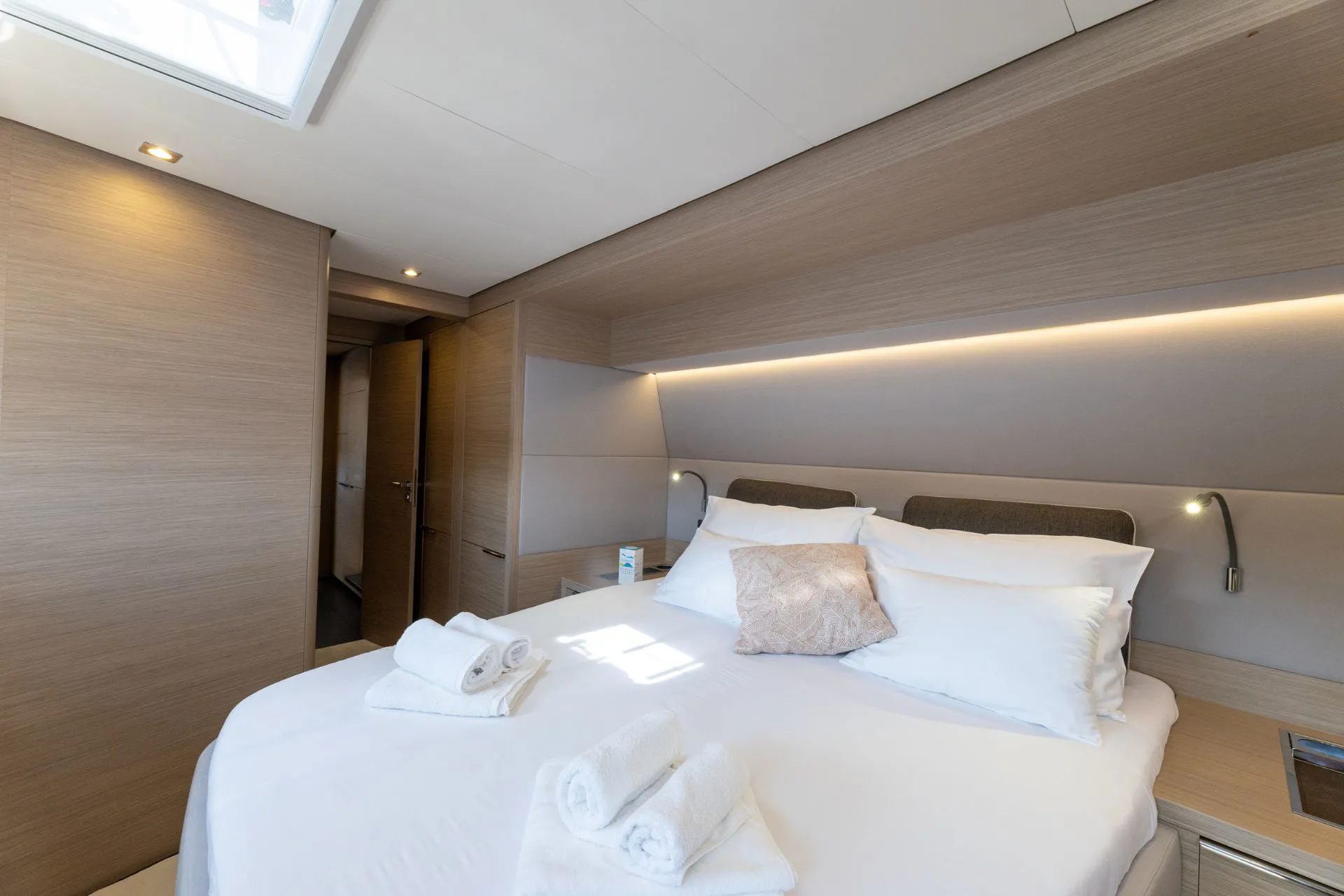 Croatia Crewed Catamaran ARTISAN - 2025 Lagoon 55 double cabin