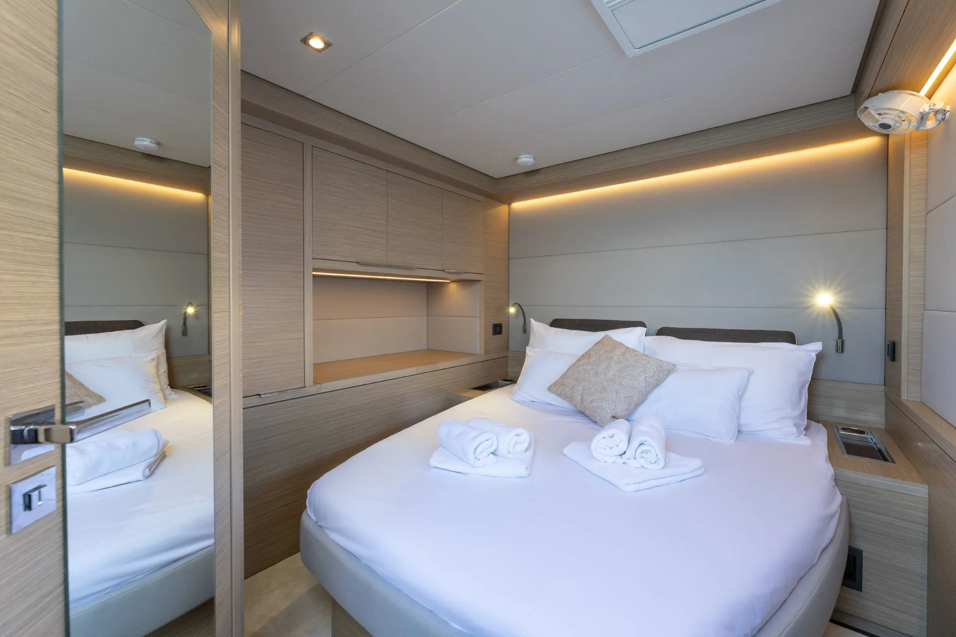 Croatia Crewed Catamaran ARTISAN - 2025 Lagoon 55 aft cabin