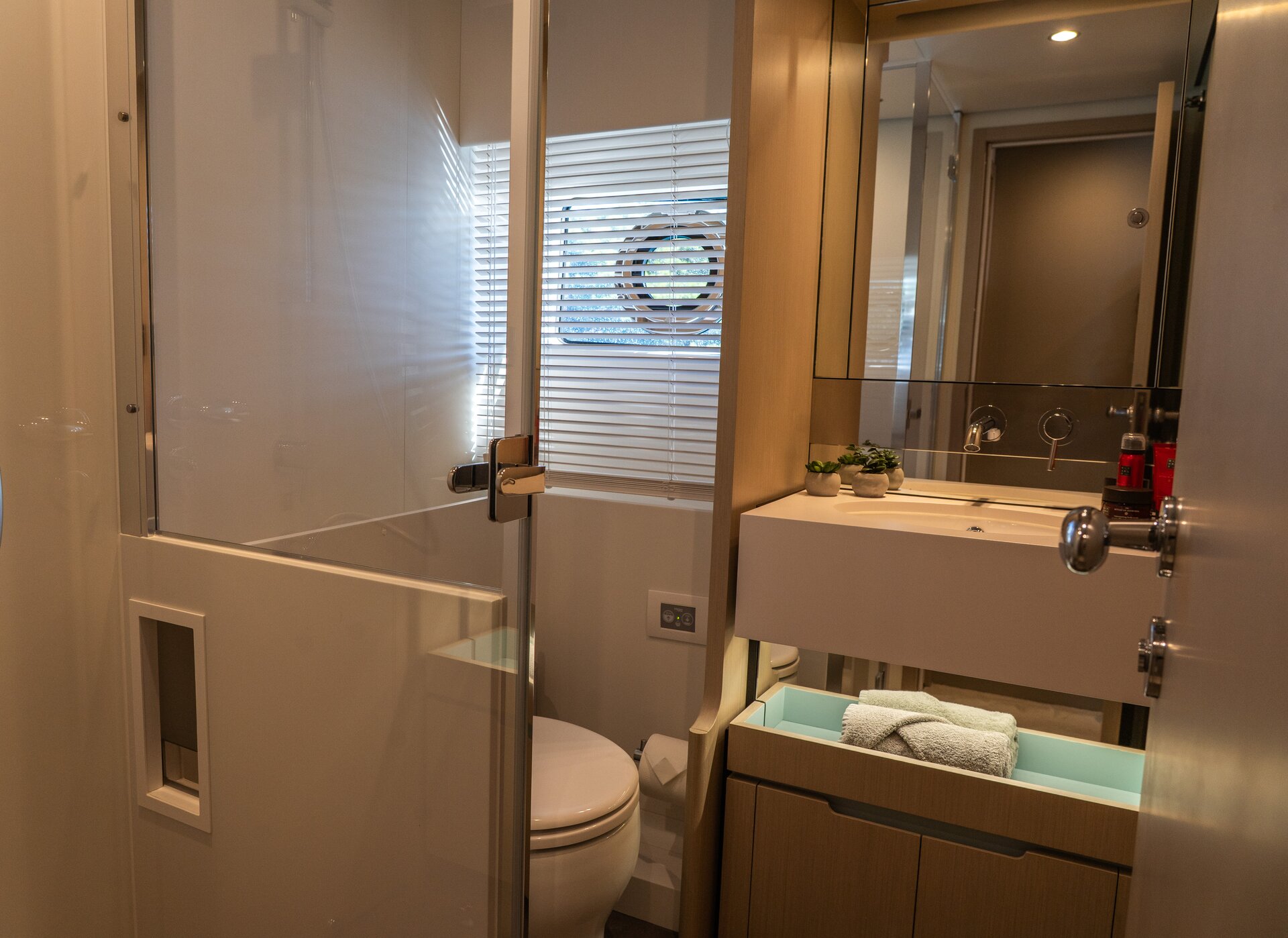 Croatia Crewed Motor Yacht DONNA - 2023 Azimut 68 Fly shared en-suite