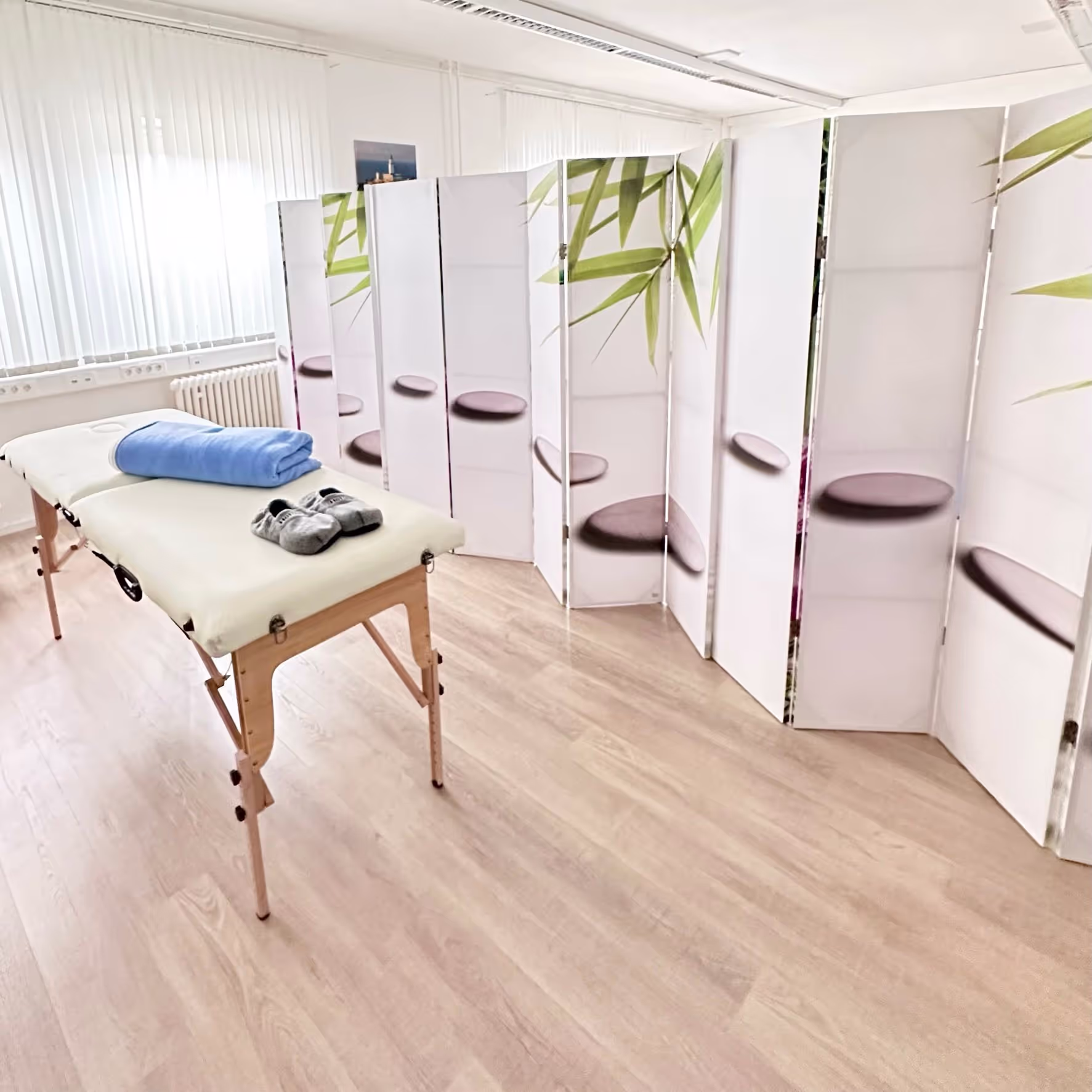 Eine Massageliege im Personal Coaching n.m.s.® performance systems Raum von STUDIO8 in Nagold