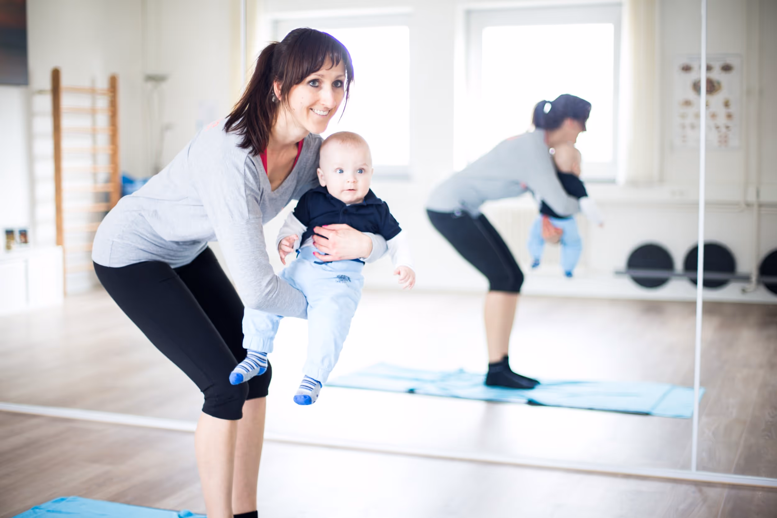 Halteübung mit Baby im Rückbildungskurs im STUDIO8 in Nagold