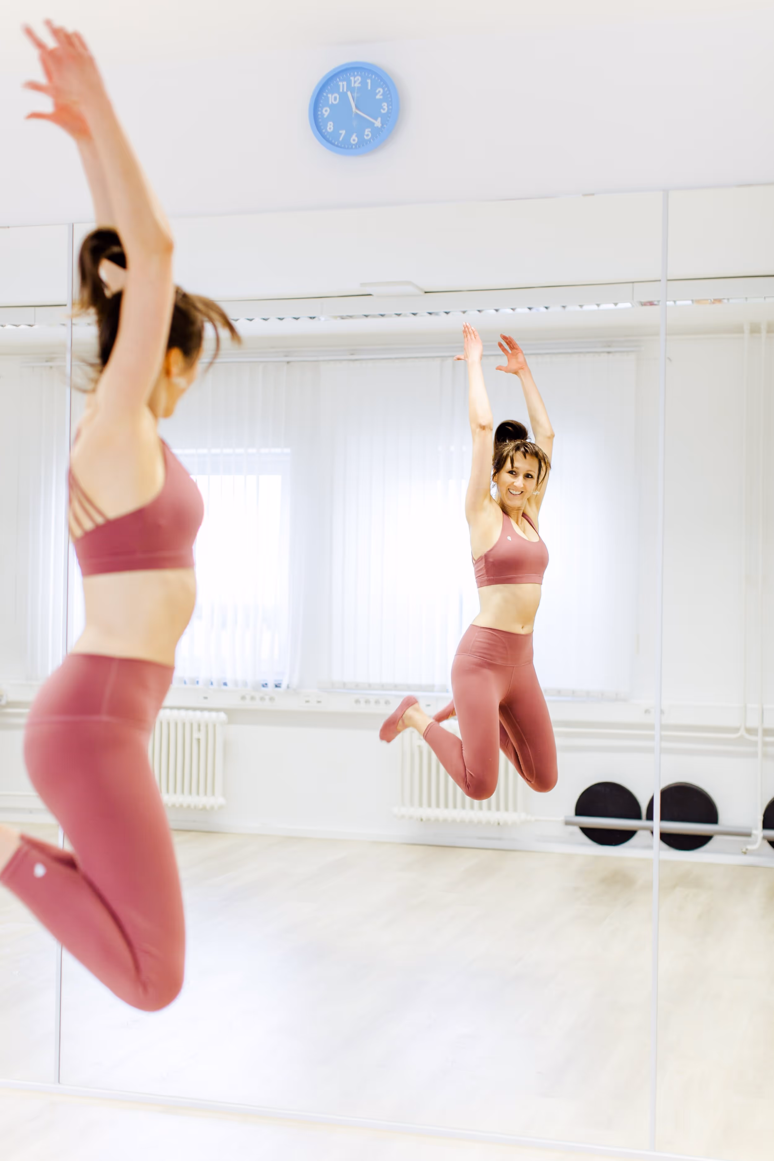 Trainerin im STUDIO8 Fitness in Nagold bei einem Fitnesskurs