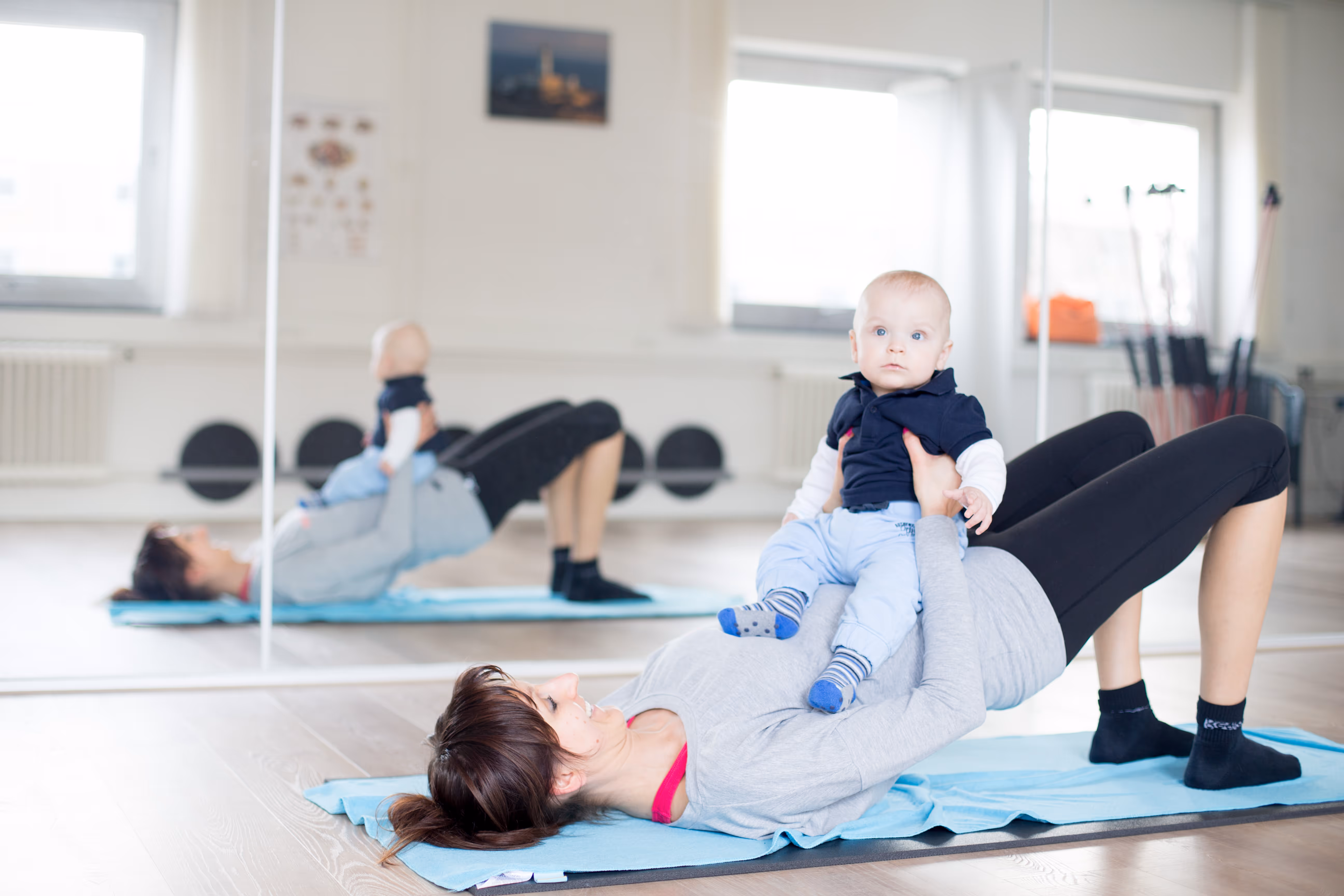 Eine Mutter mit ihrem Kind beim Mama-Workout in Nagold im STUDIO8