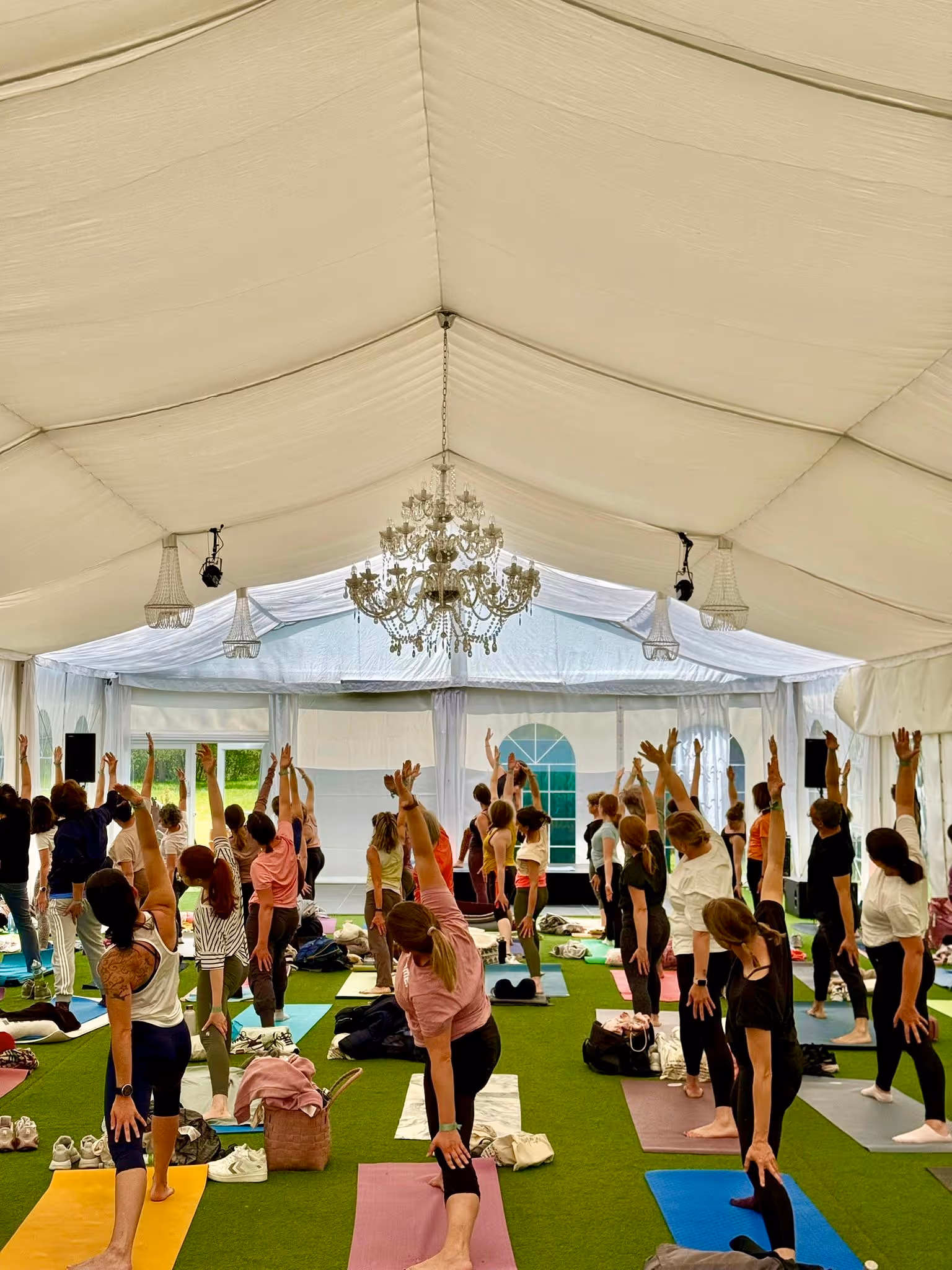 Ein Yoga-Kurs im Eventzelt beim Mühlen Balance Festival in Nagold.