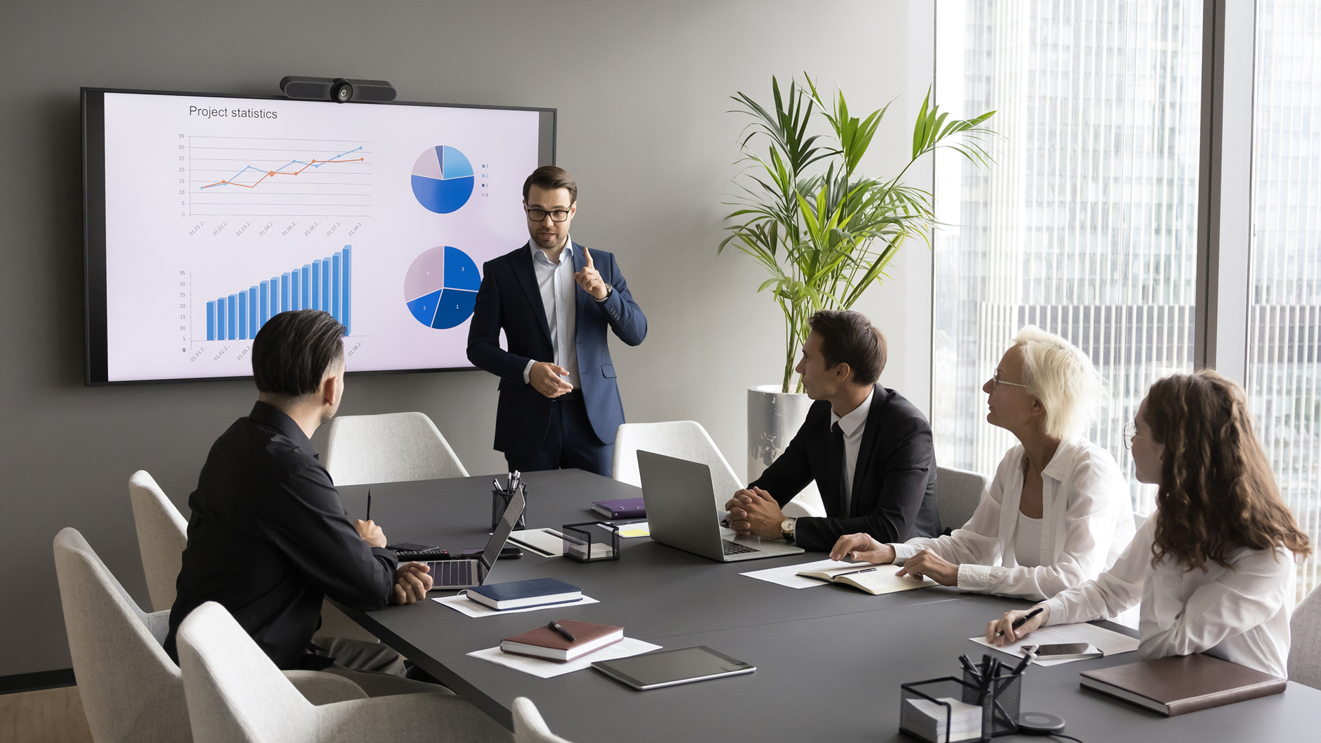 How do you become a hotel manager?