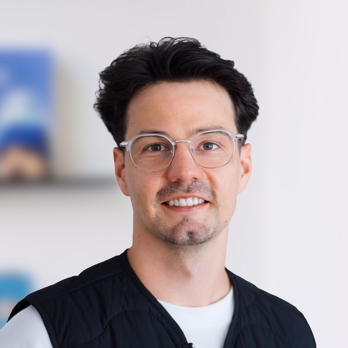 Portrait von Patrick Hux, Mitgründer von designtakt, mit direktem Blick in die Kamera vor hellem Studiohintergrund