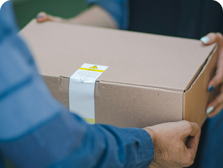 Paketübergabe bei internationalem Versand