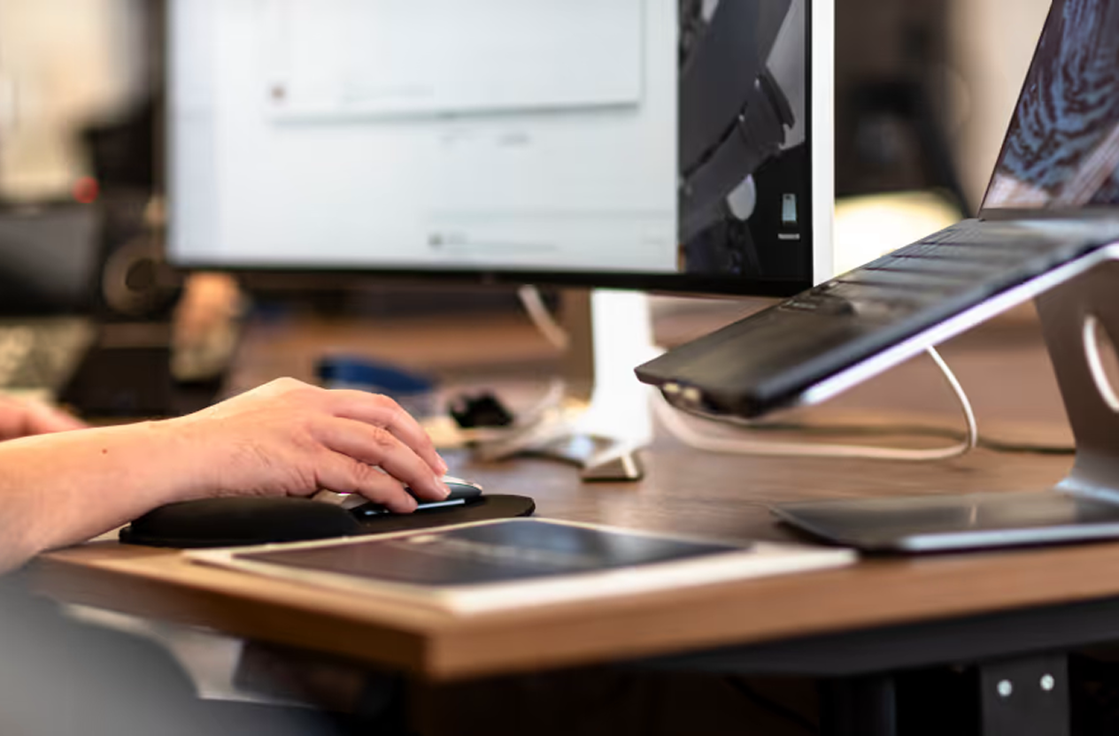 Büro-Arbeitsplatz mit eingerichteten Geräten