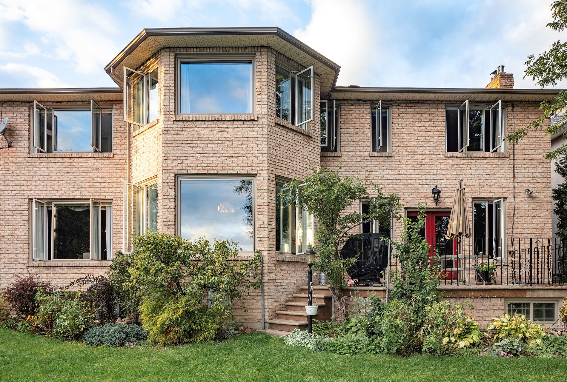 energy efficient windows with reflective window film