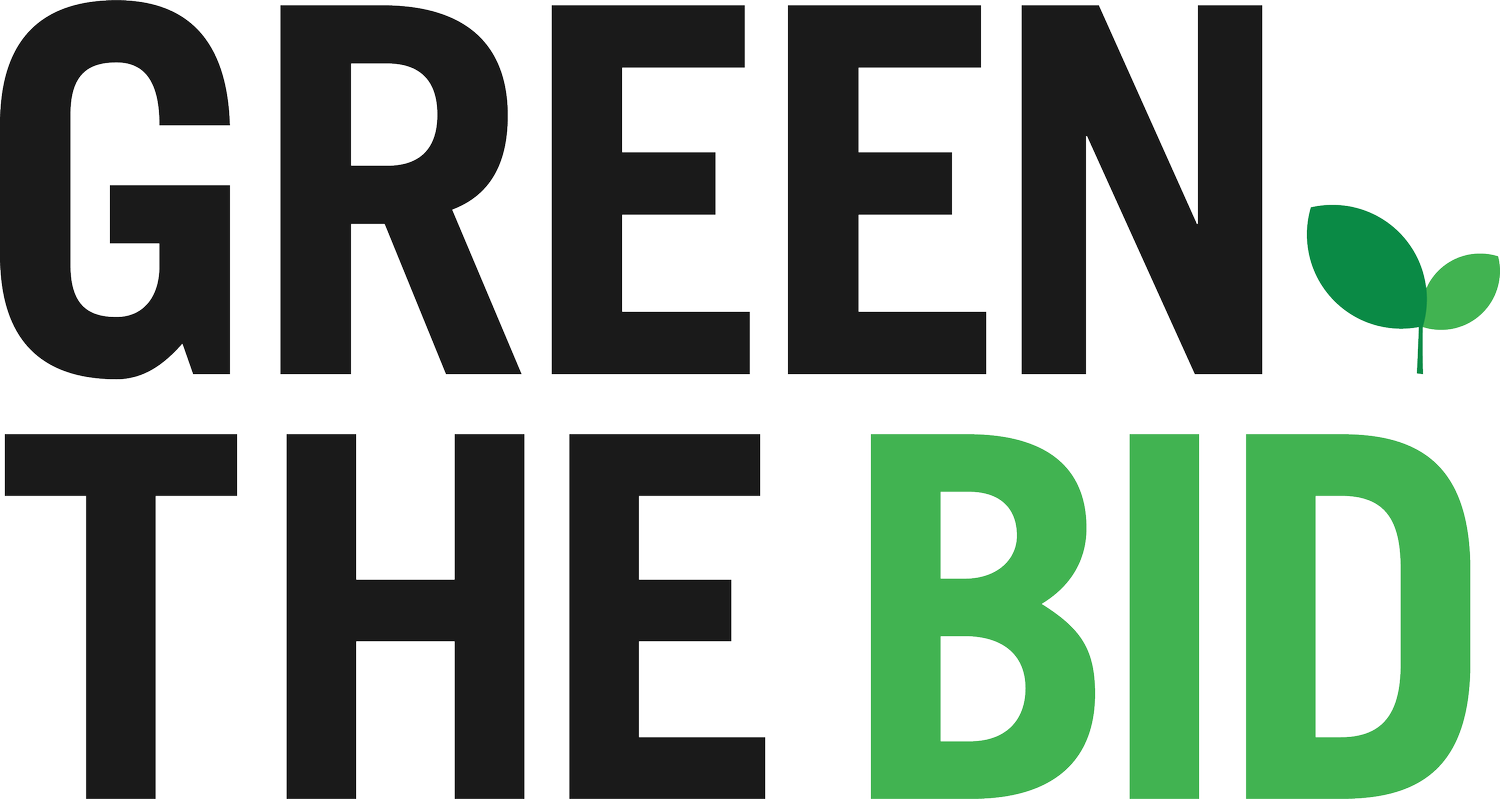 Texte en majuscules avec les mots "GREEN THE BID" où "GREEN THE" est en noir et "BID" en vert, avec une petite icône de feuille verte au-dessus du "I" de BID.