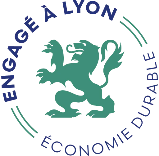 Un lion stylisé en vert au centre d'un cercle formé par le texte bleu « ENGAGE À LYON » en haut et « ÉCONOMIE DURABLE » en bas, avec deux lignes doubles vertes de chaque côté.