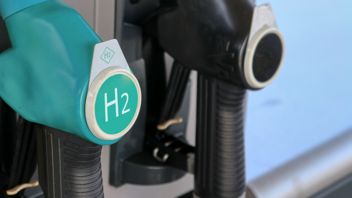 Heavy-duty vehicle hydrogen refueling station