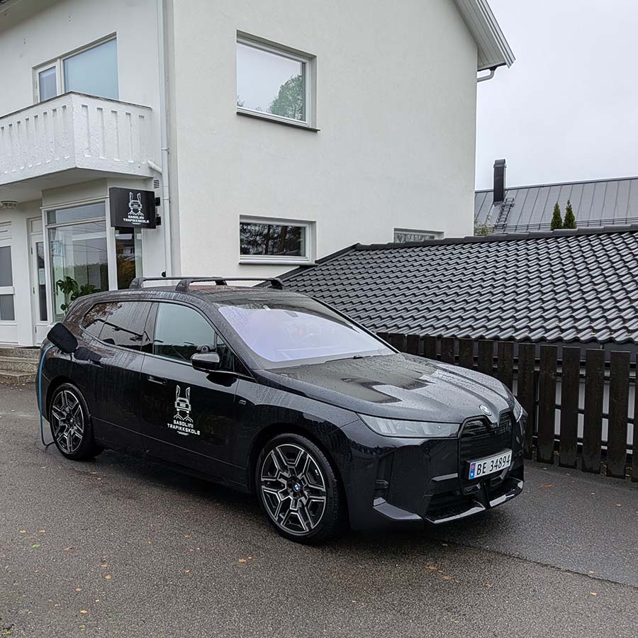 BMW iX foran trafikkskolen