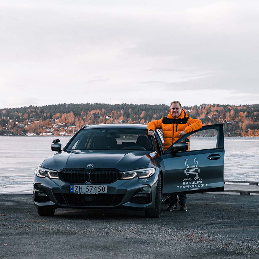 Kristian bak bildør på Svartskog