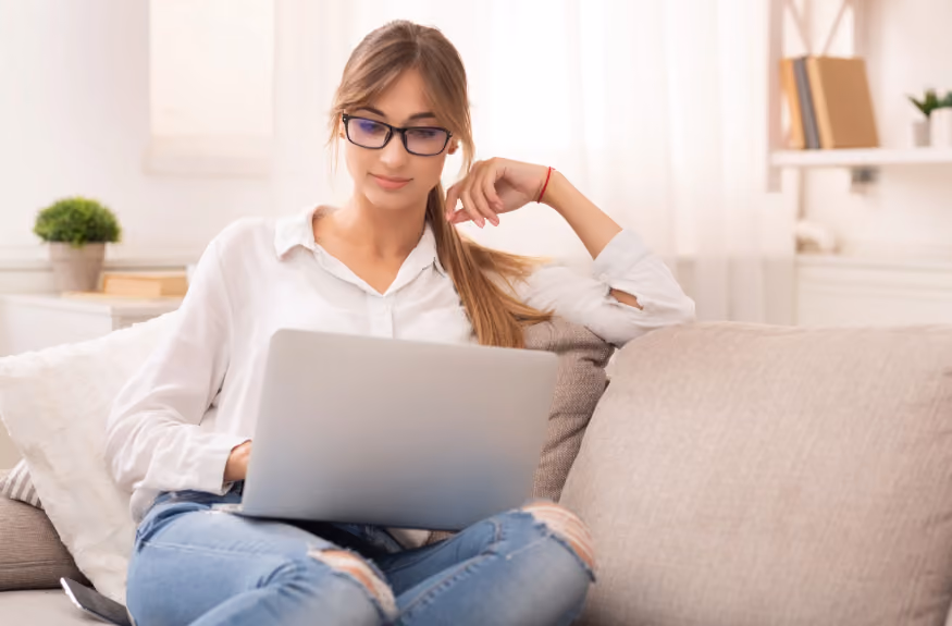 une étudiante sur son ordinateur