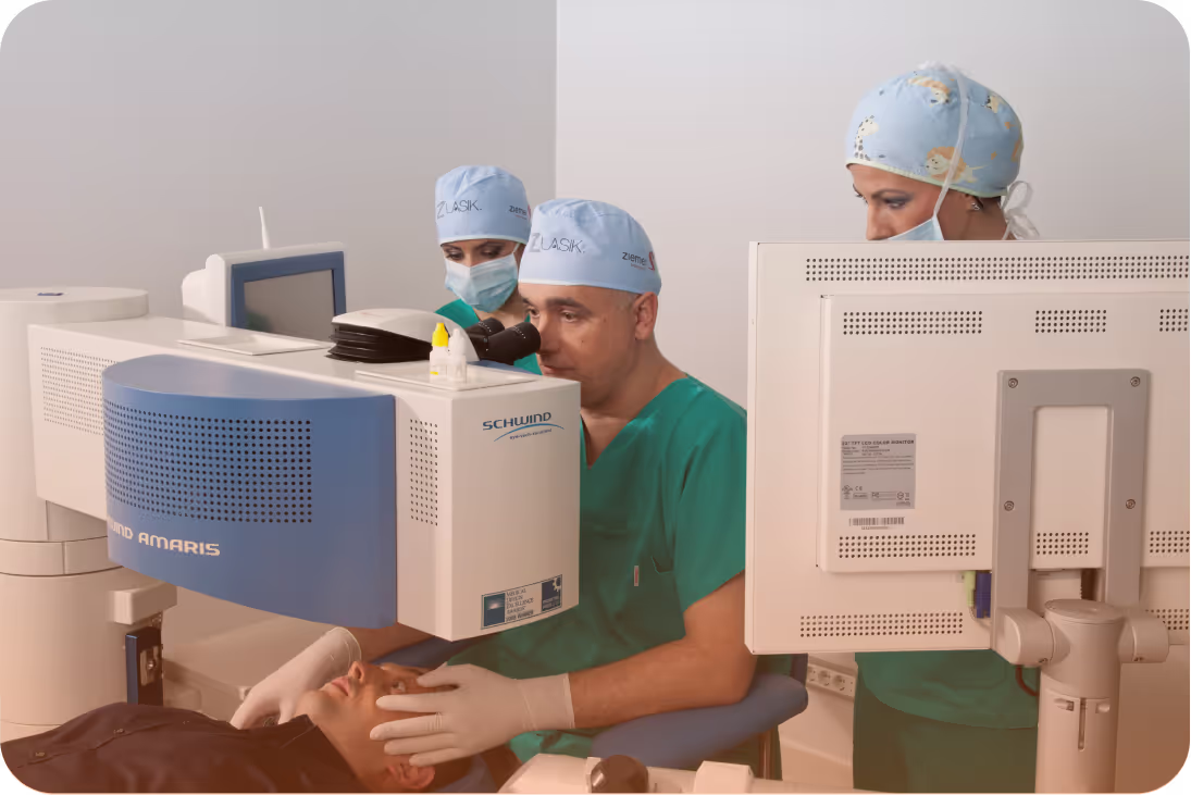 Tim Medico Lasera u operacionoj sali pored laserskog sistema
