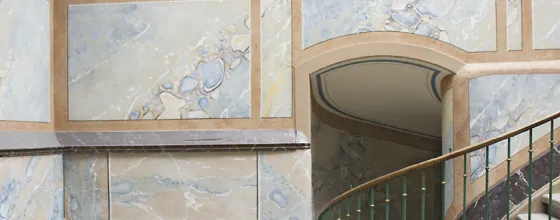 Photo d'une pièce avec un escalier