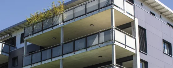 Photo des balcons d'un immeuble vue du bas