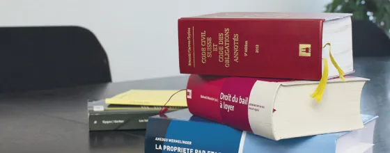 Photo d'une pile de livres de droits
