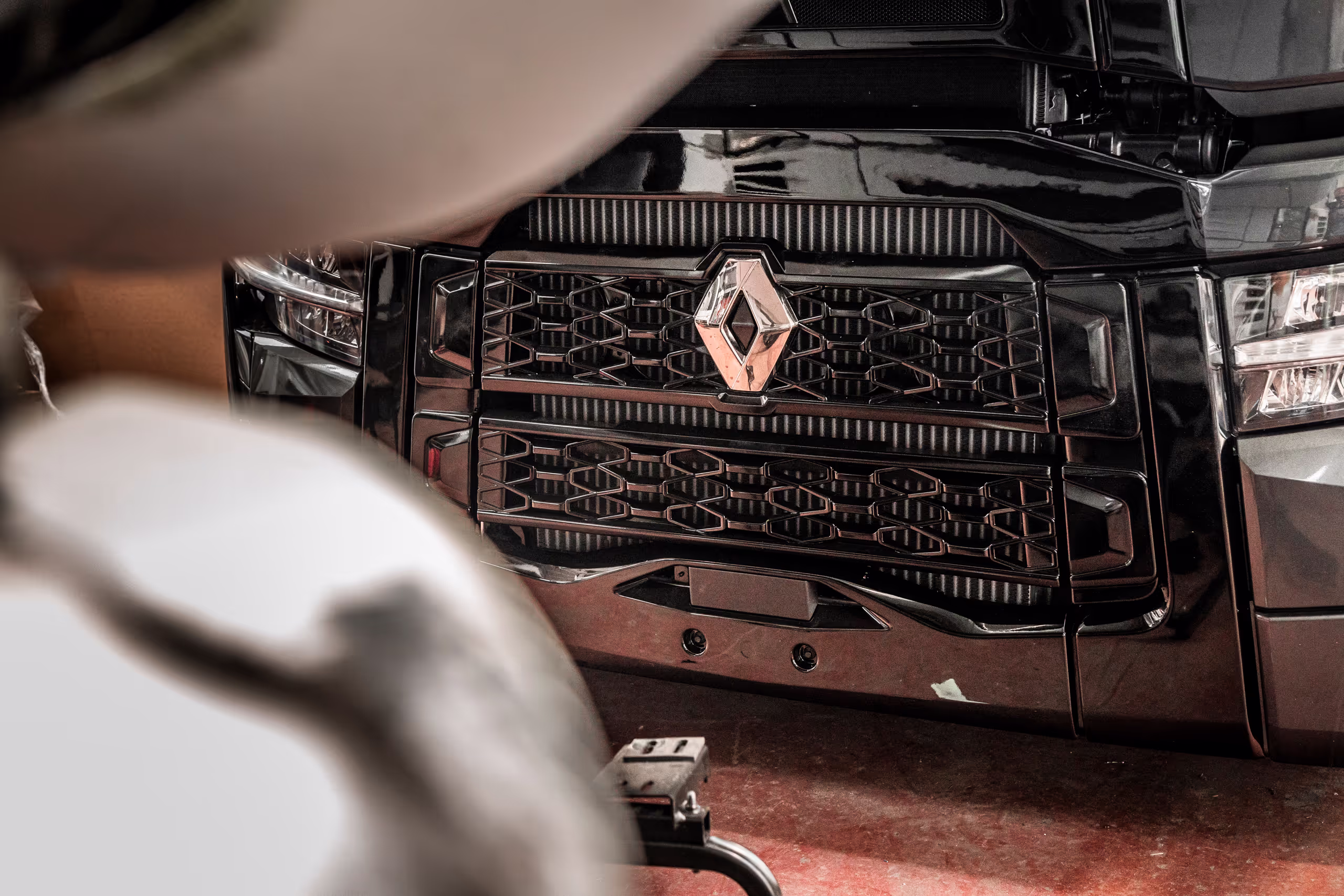 Detailbeeld van de voorkant van een Renauld vrachtwagen