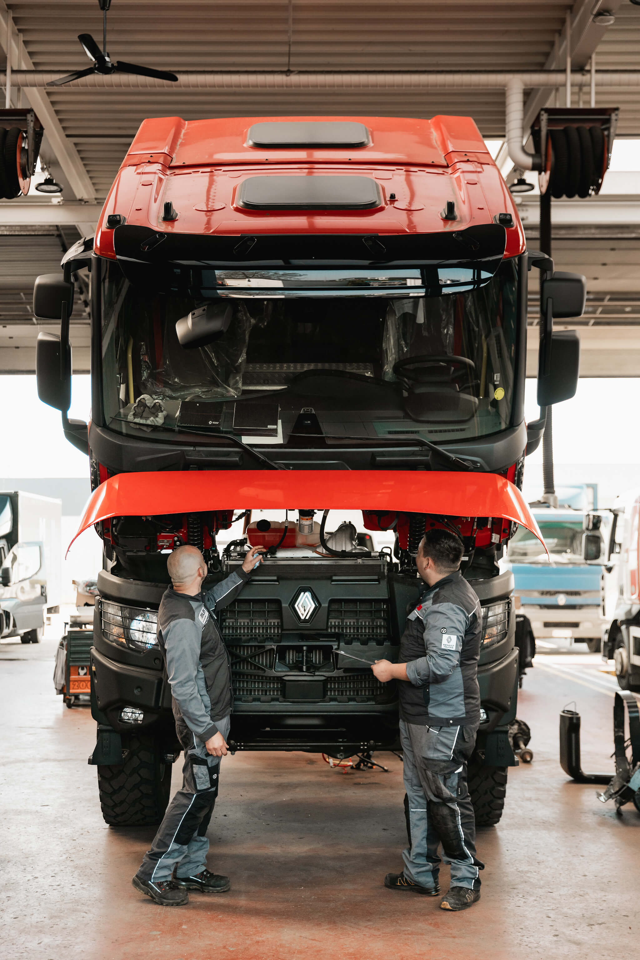 2 mechaniciens die onderhoud uitvoeren voor een vrachtwagen bij Miles Brugge