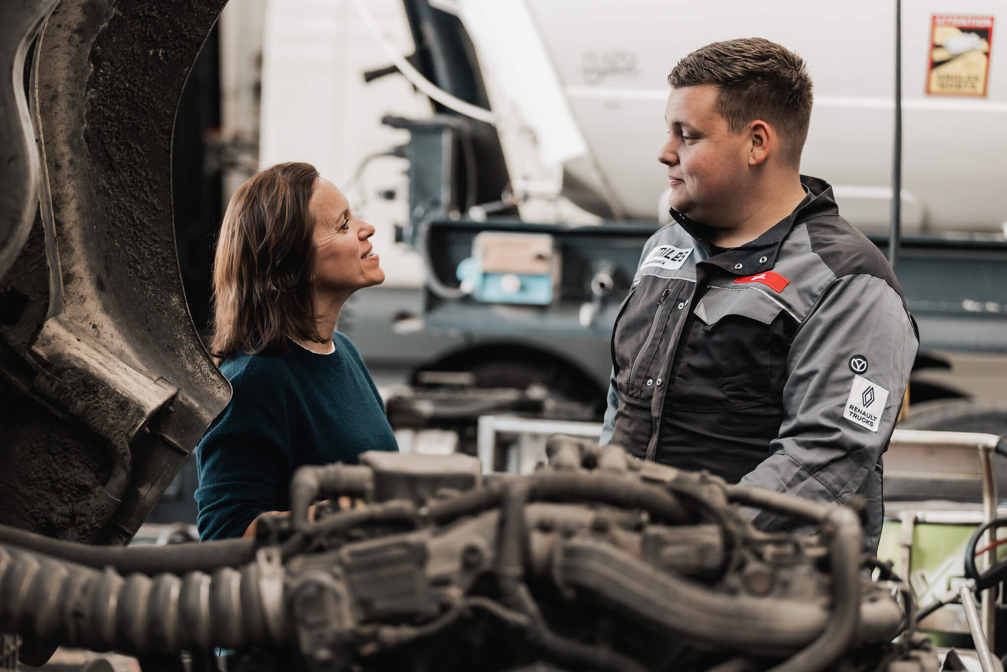 Mechanieker die klant te woord staat met uitleg.