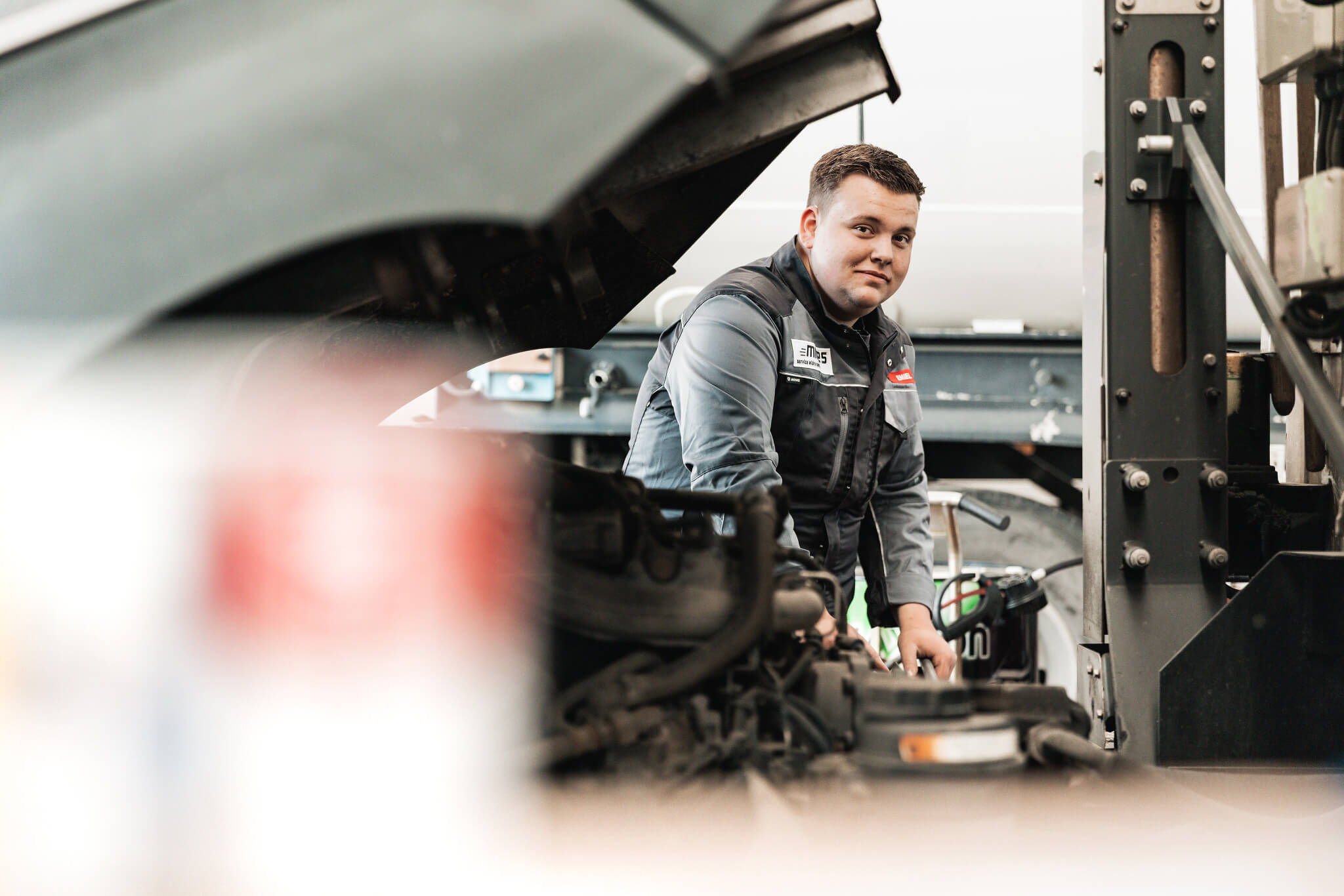 Mechanicien van Miles Brugge die onderhoud uitvoert.
