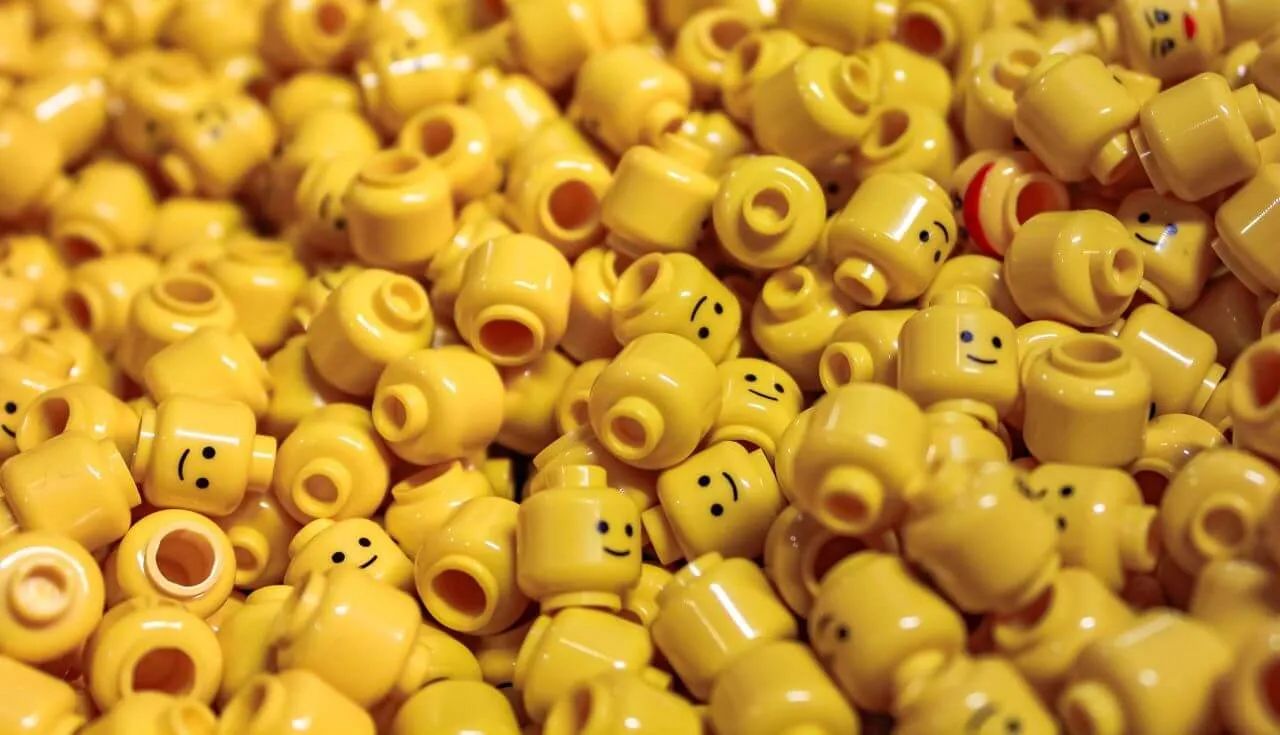 A pile of yellow lego heads.