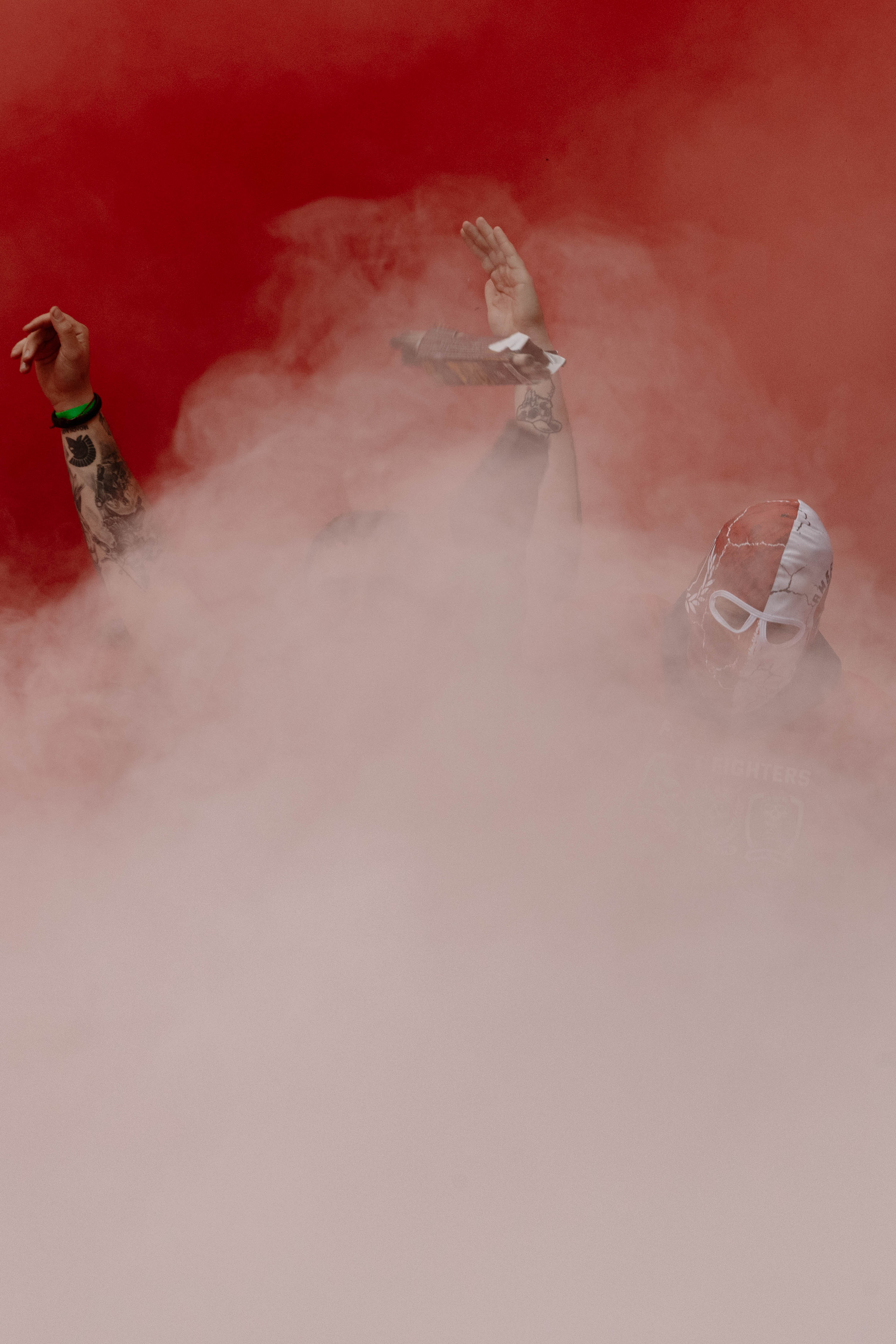 Hooligans van FC Antwerp steken vuurwerk af tijdens de derby tegen Beerschot