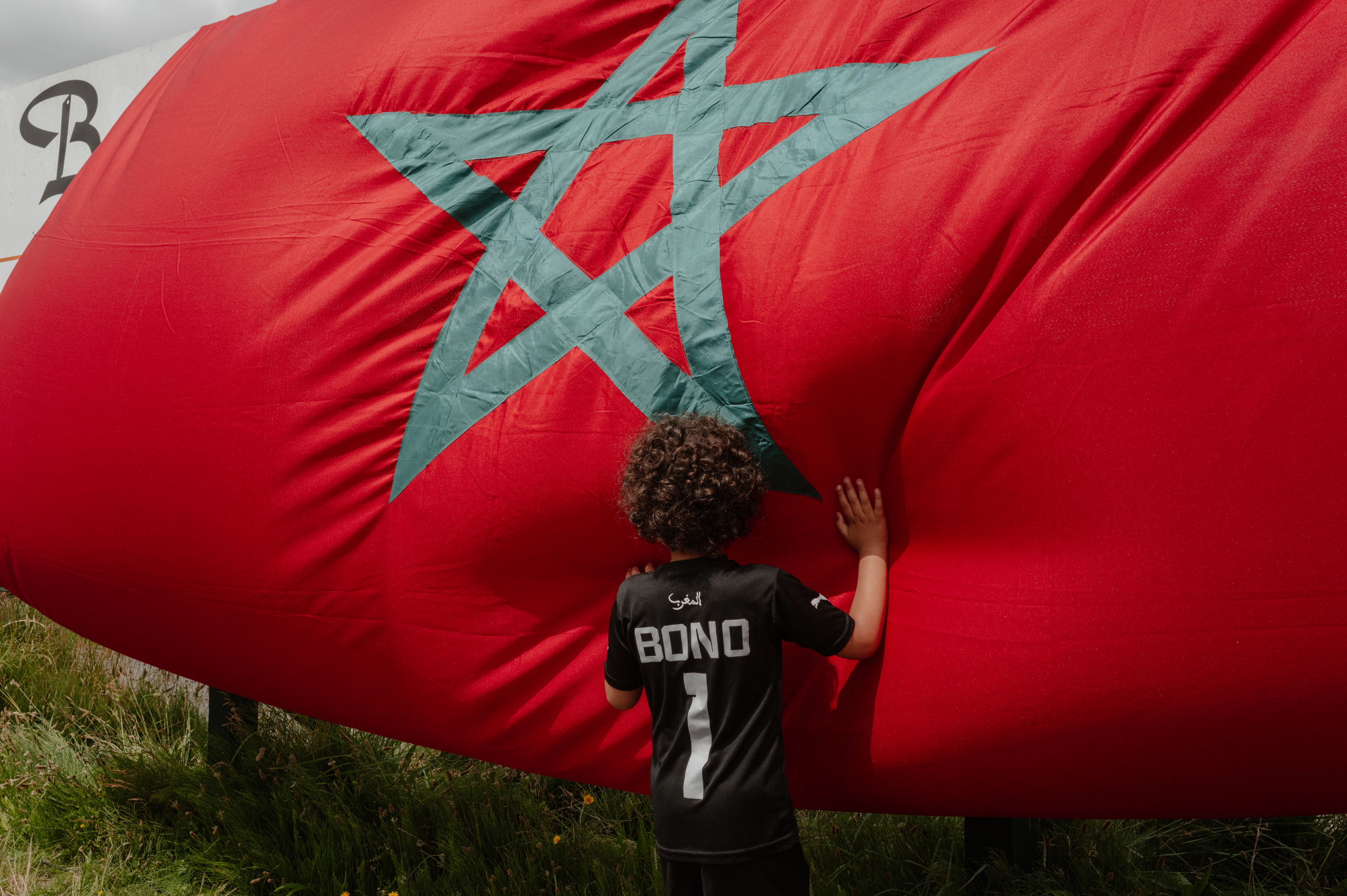 Jonge voetballer speelt met Marrokkaanse vlag tijdens Abdelhak Nouri benefiet in Amsterdam