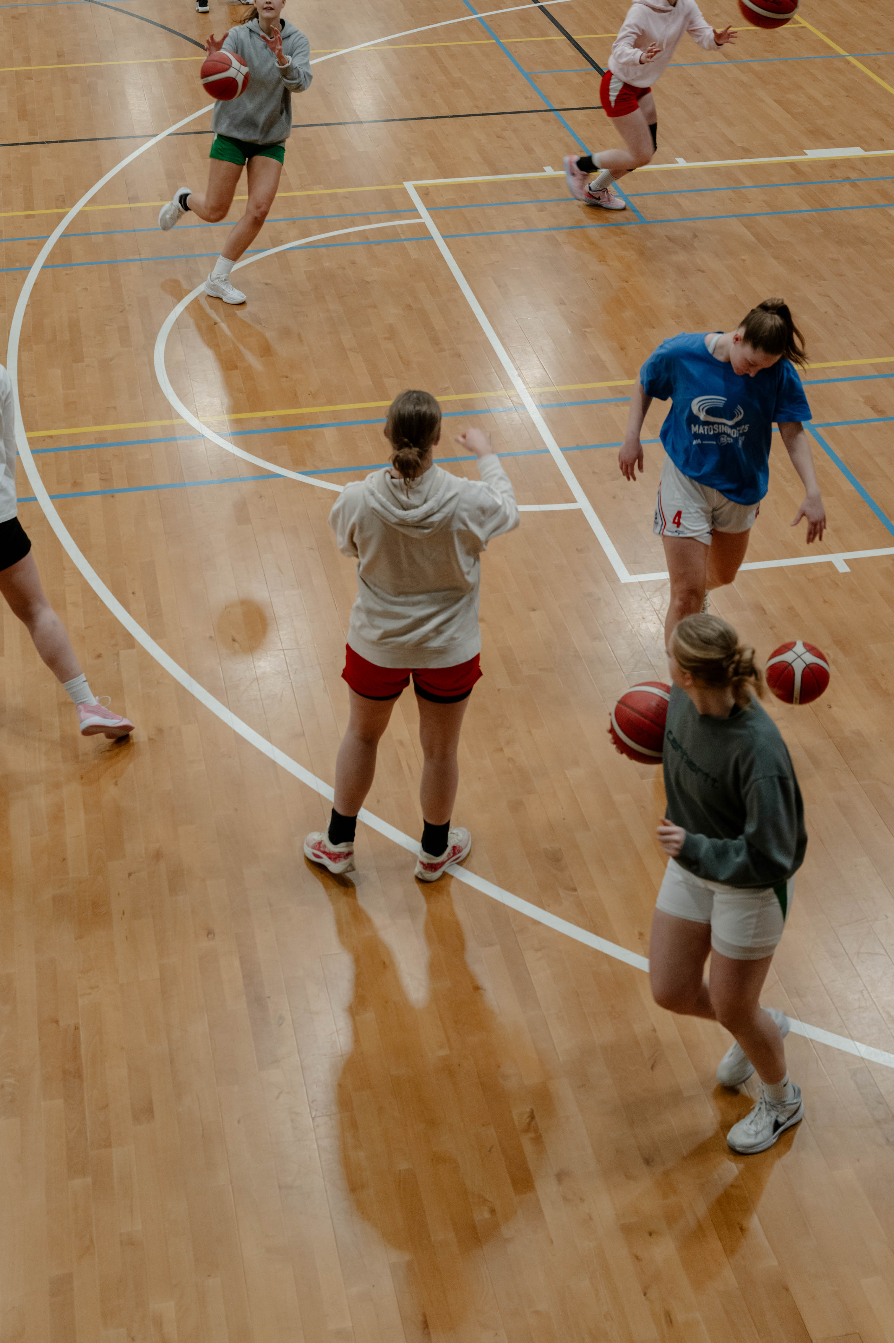 Dames basketbalteam tijdens hun training bij Apollo Amsterdam