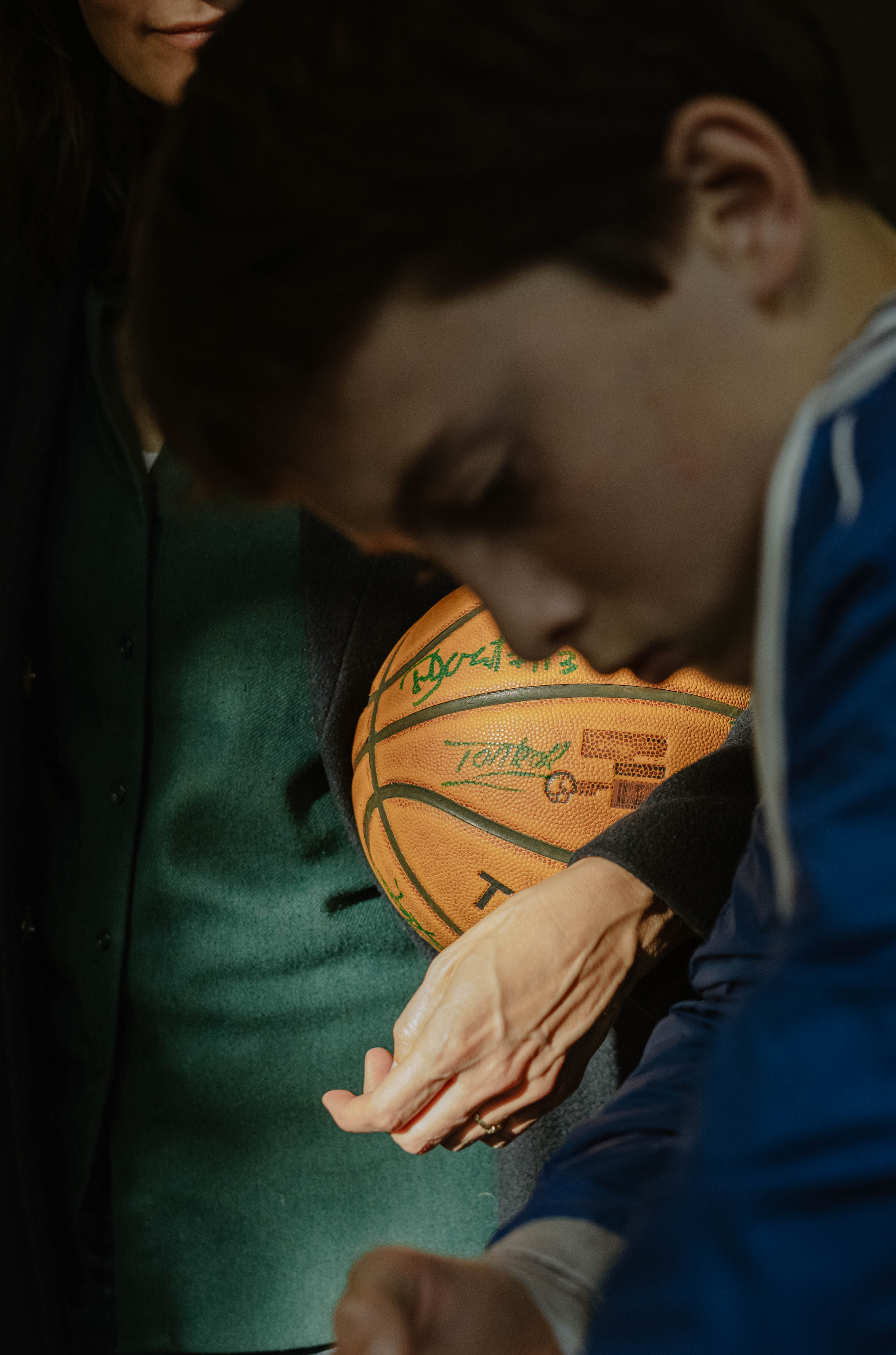 Jongen en zijn moeder tijdens een 3X3 basketbal toernooi voor de Volkskrant