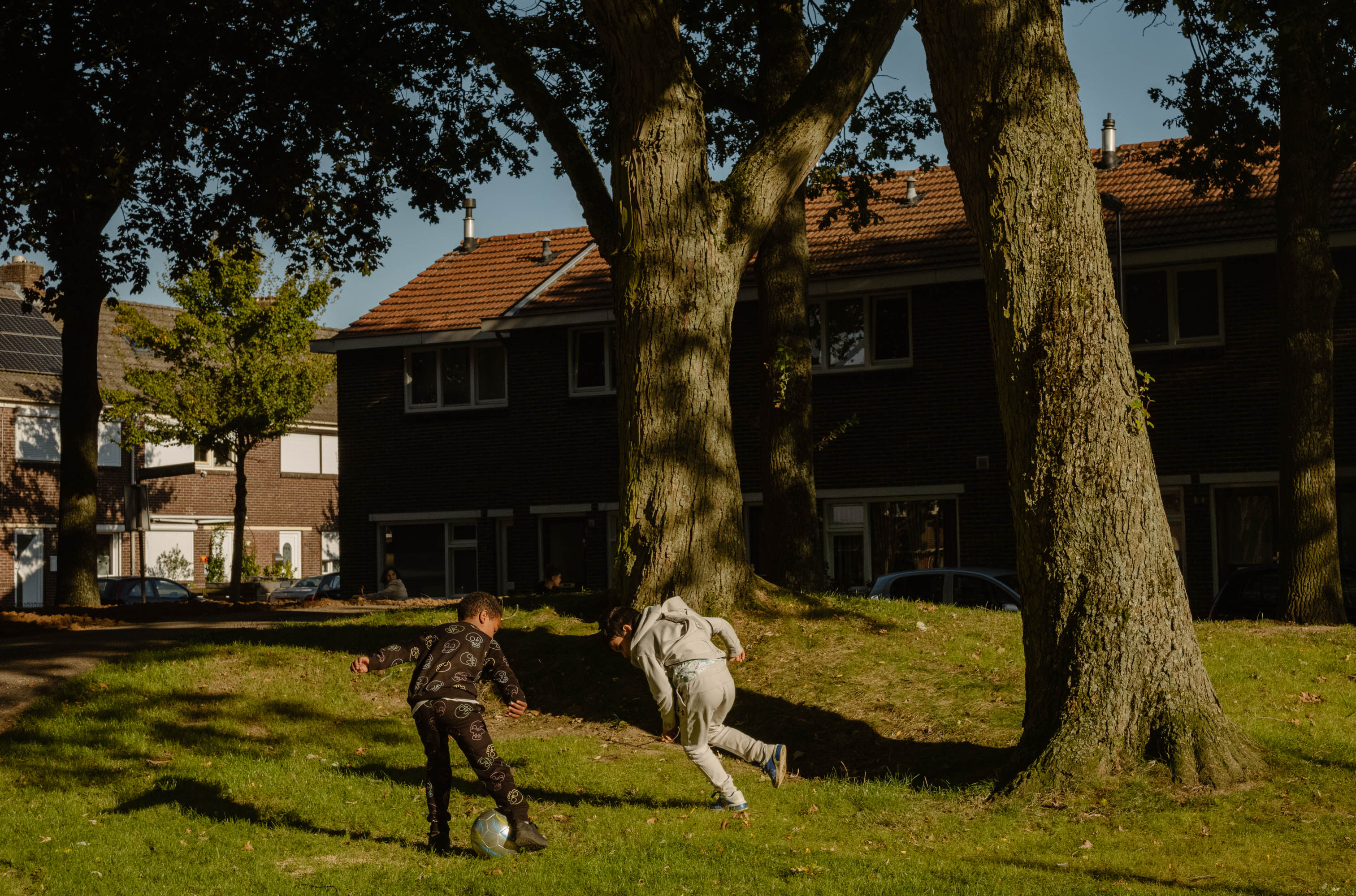 jeugd voetbalt buiten op een plein in Heerlen 