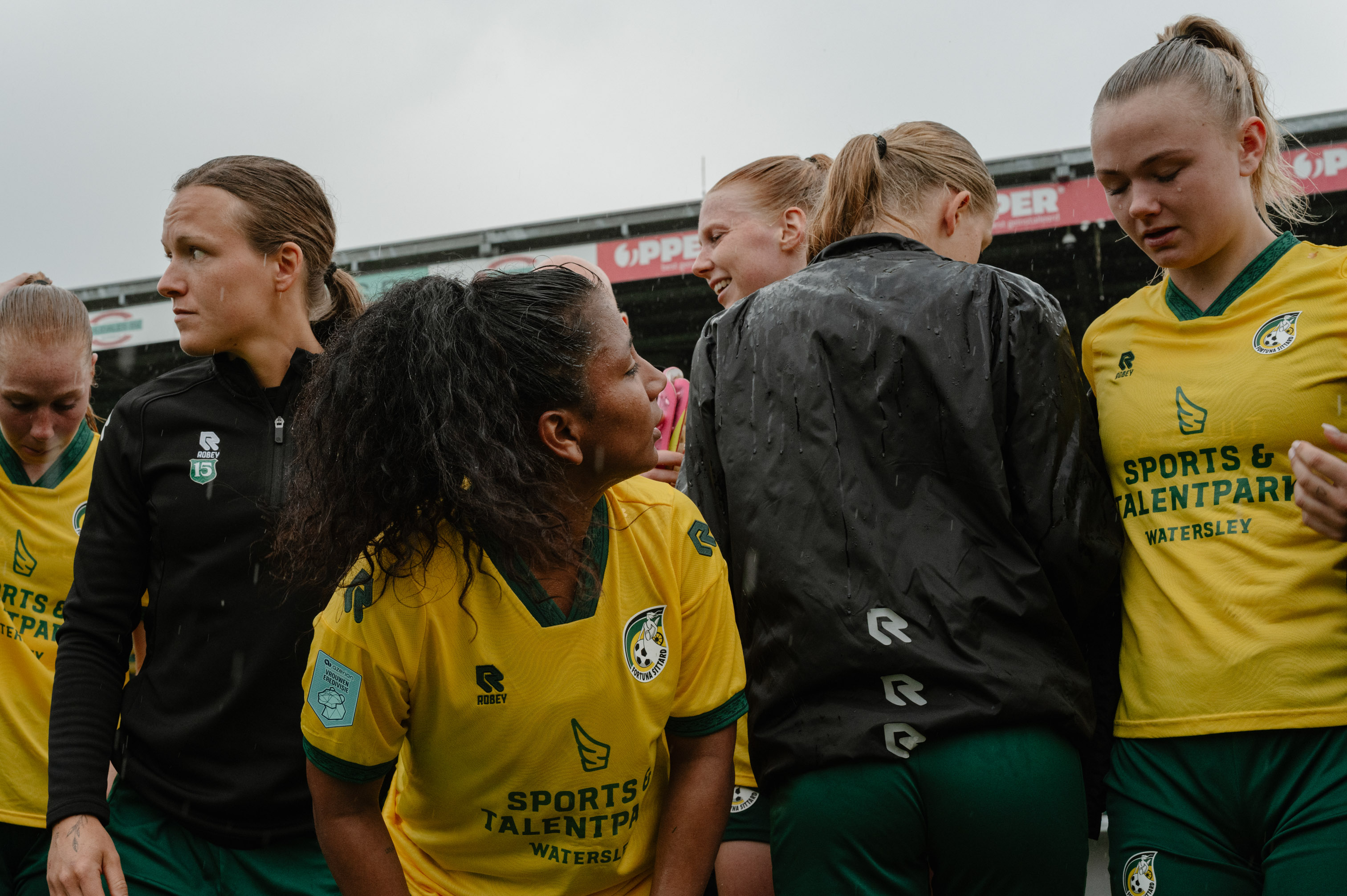 De spelers van Dames 1 van Fortuna Sittard houden het niet droog na hun laatste wedstrijd in het professioneel voetbal