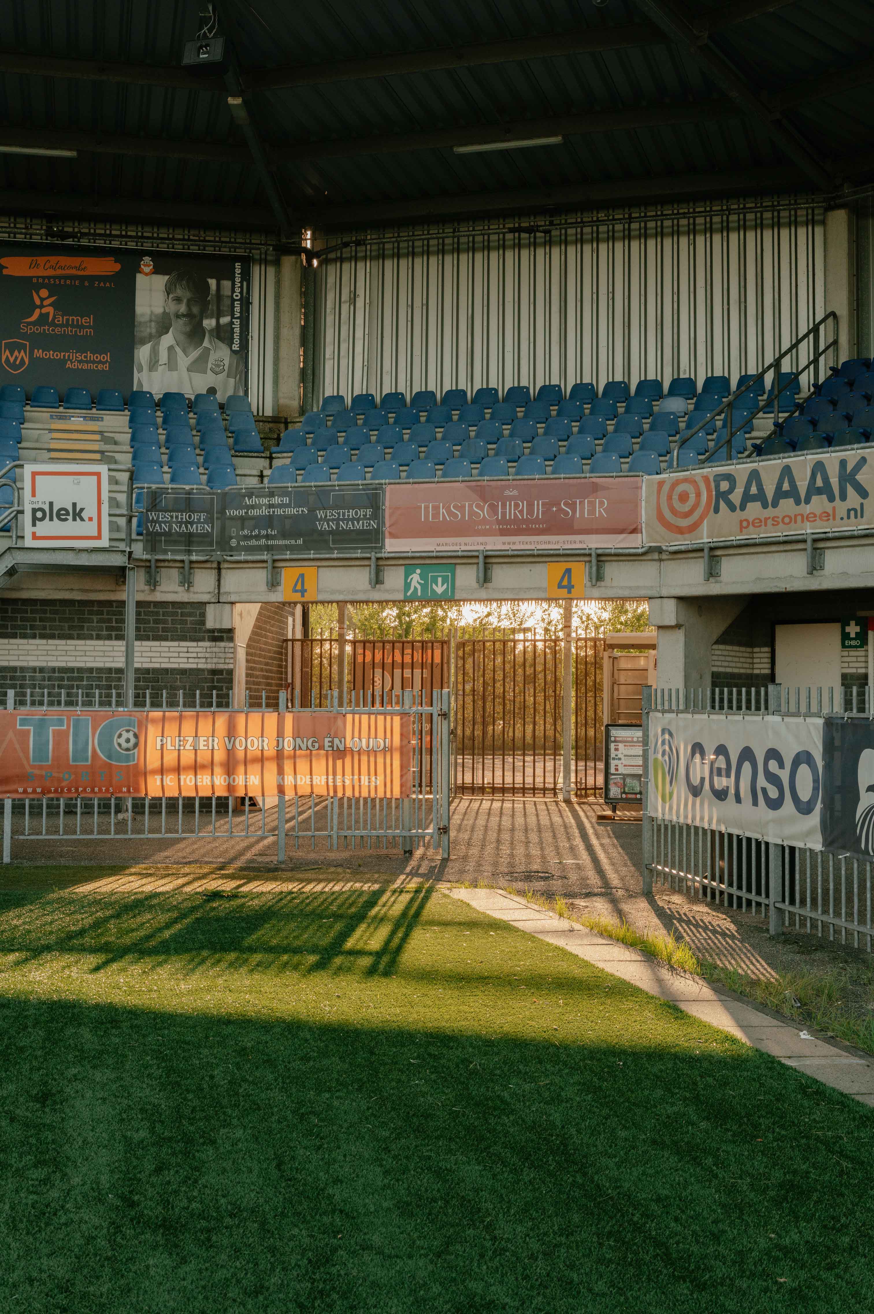 Het veld licht er mooi bij tijdens de training van RBC Roosendaal