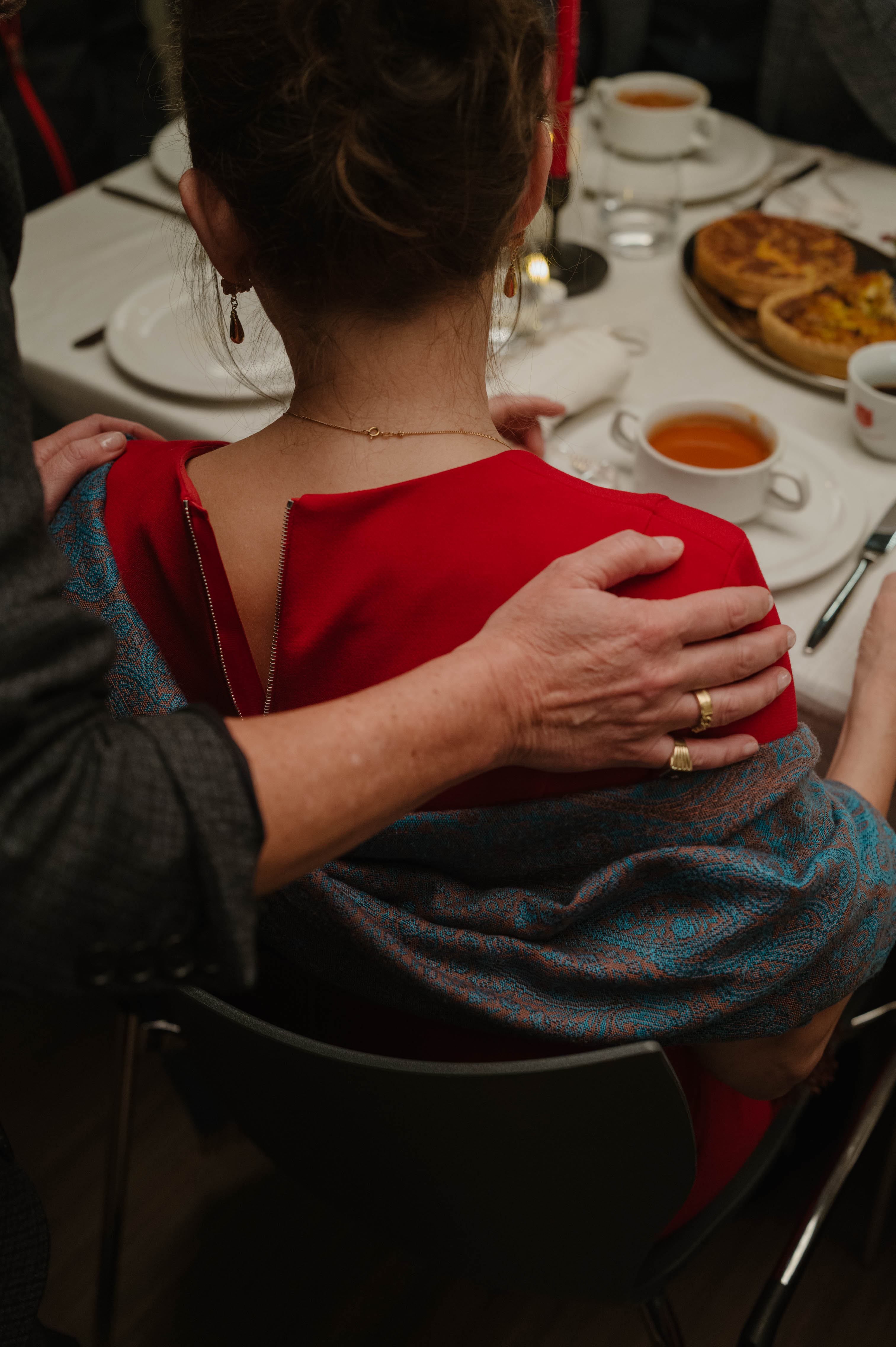 ze vindt steun en warmte