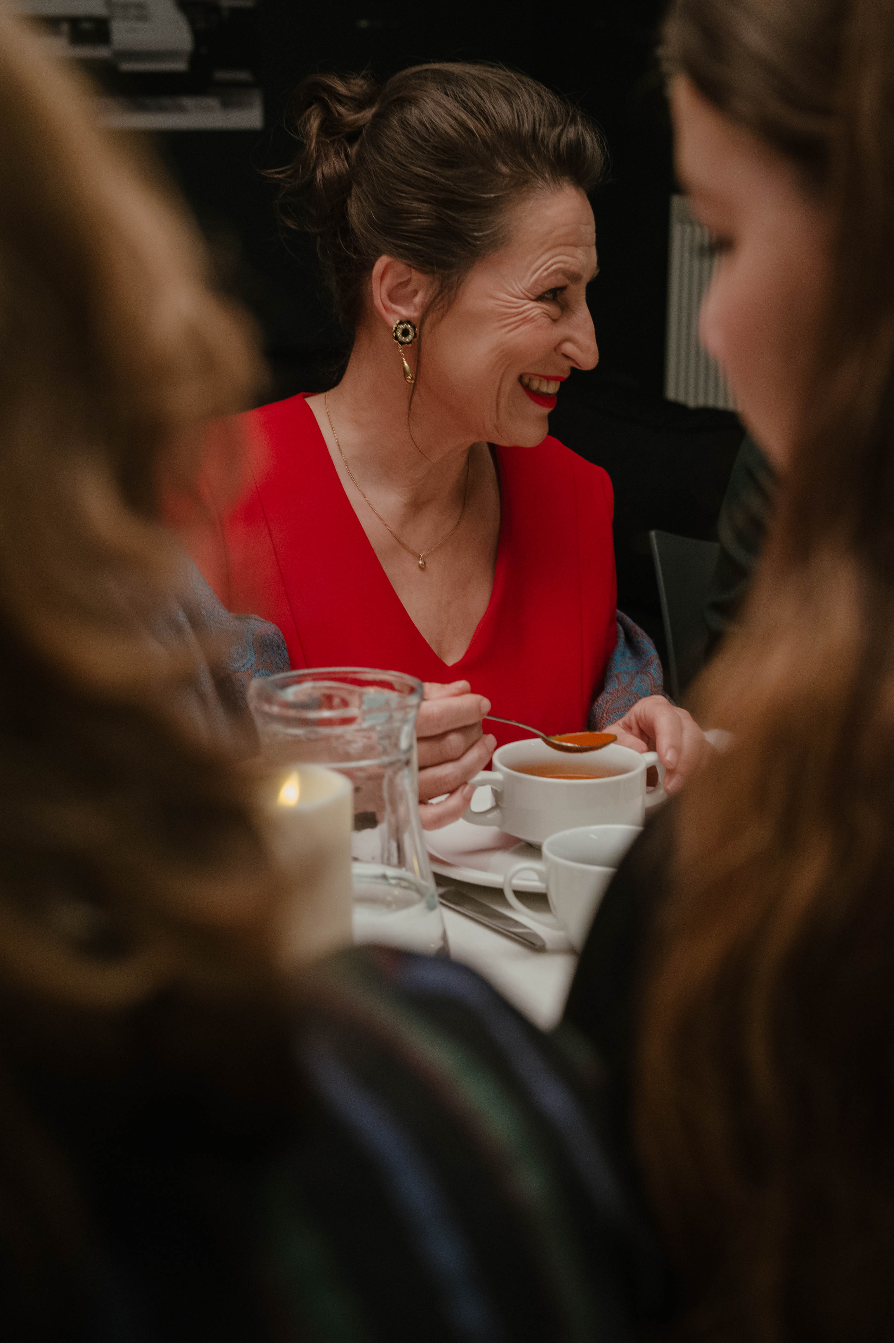 dame bloeit op tijdens het diner met lotgenoten